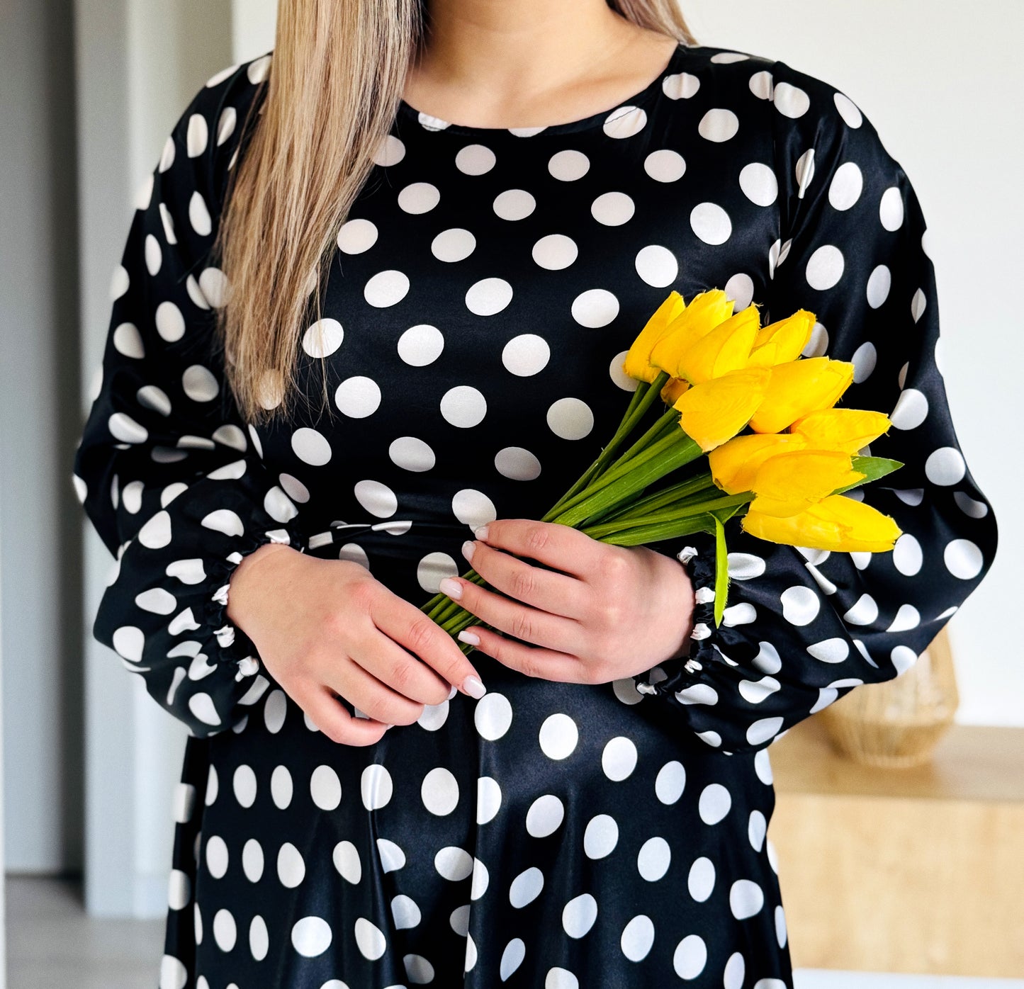 Rochie Midi Satinată Neagră cu Buline Albe