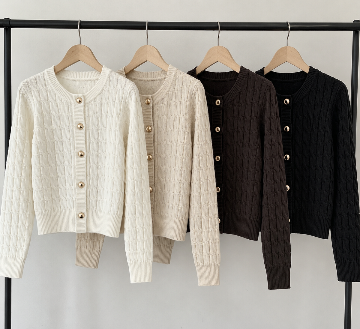 Cardigan tricotat cu nasturi aurii