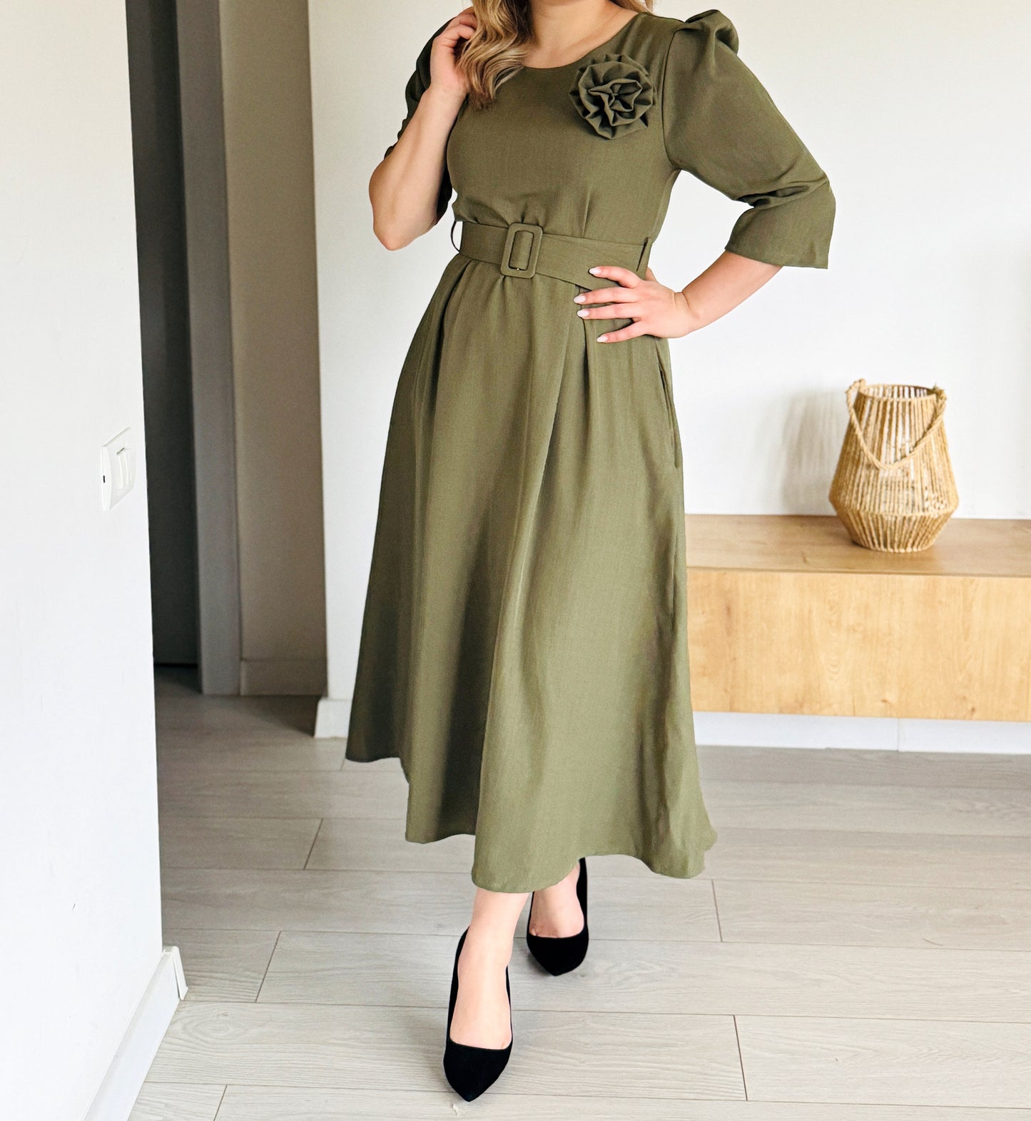 Rochie Midi Elegantă cu Centură și Trandafir Detașabil