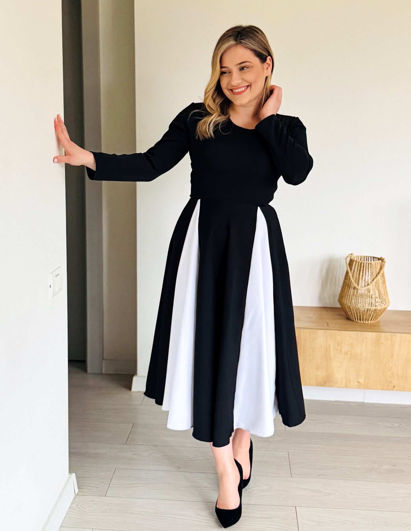 Rochie Midi Bicoloră cu Fustă Evazată și Mâneci Lungi