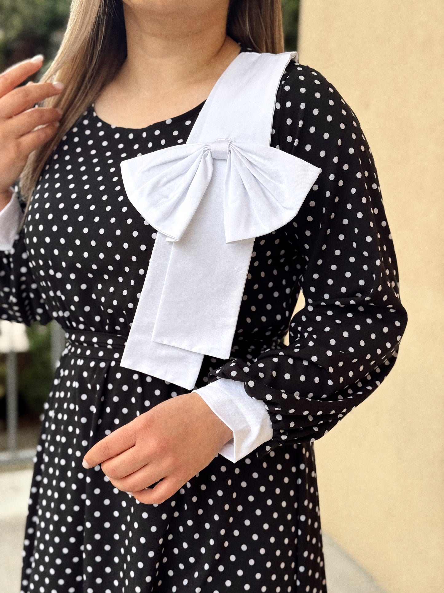 Rochie Elegantă cu Buline și Fundă