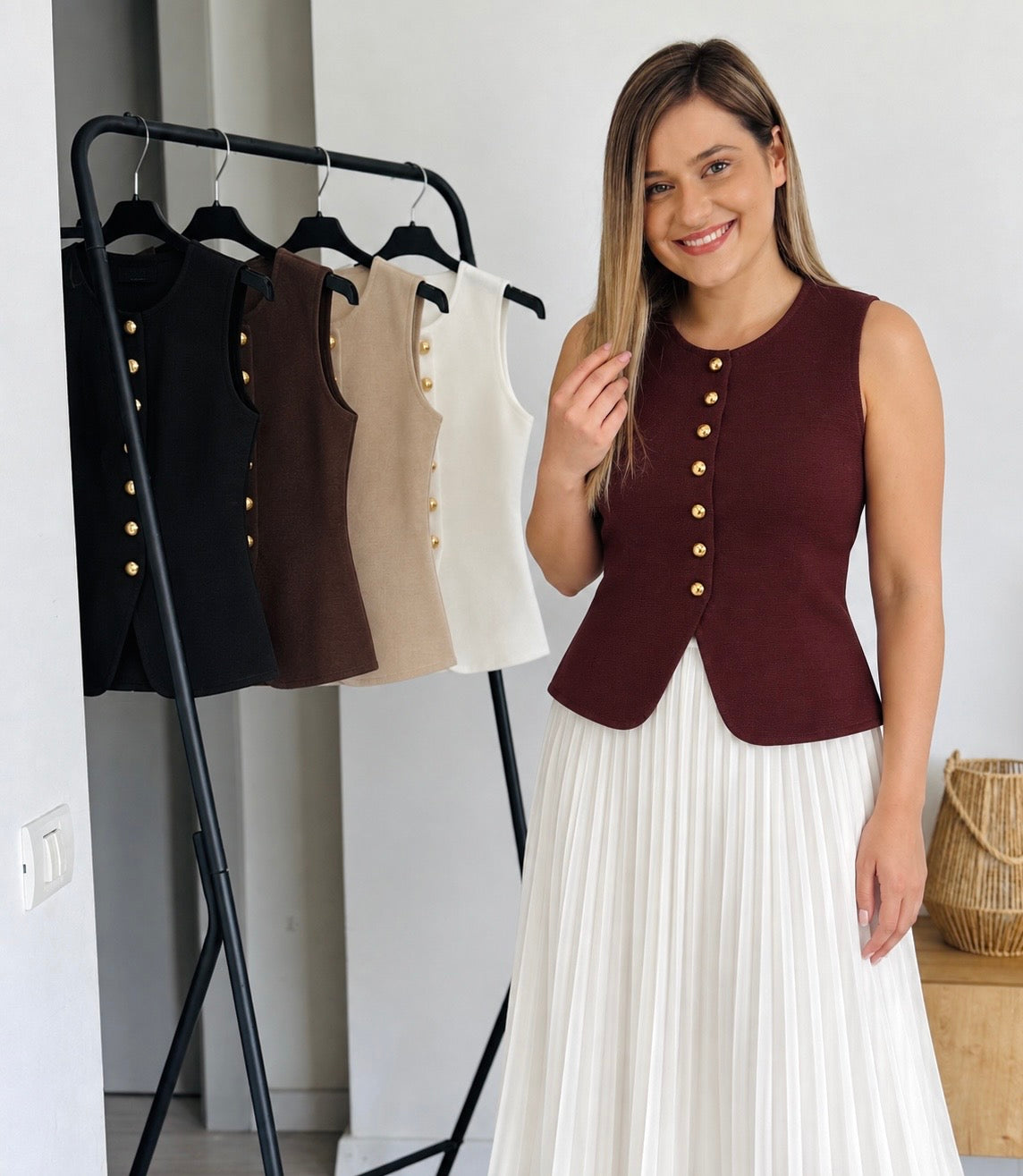 Vestă elegantă cu nasturi aurii