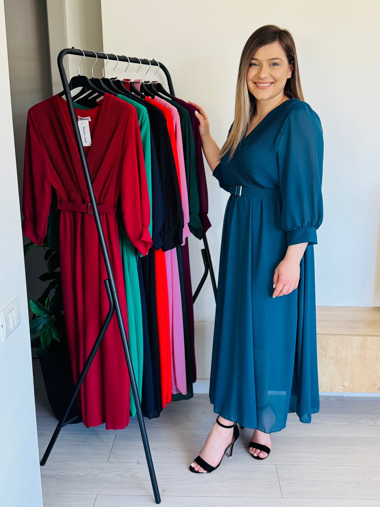 Rochie midi elegantă cu pliuri și curea în talie