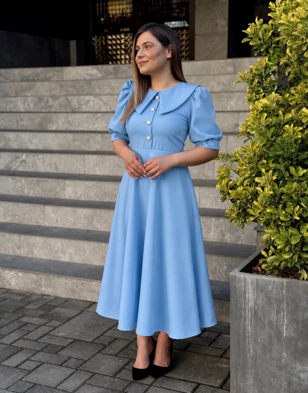 Rochie elegantă cu guler amplu și nasturi decorativi