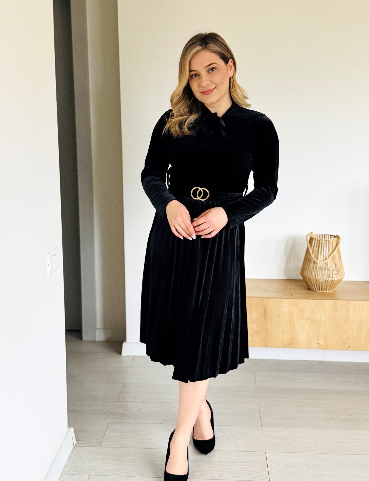 Rochia neagră din catifea cu fustă plisată