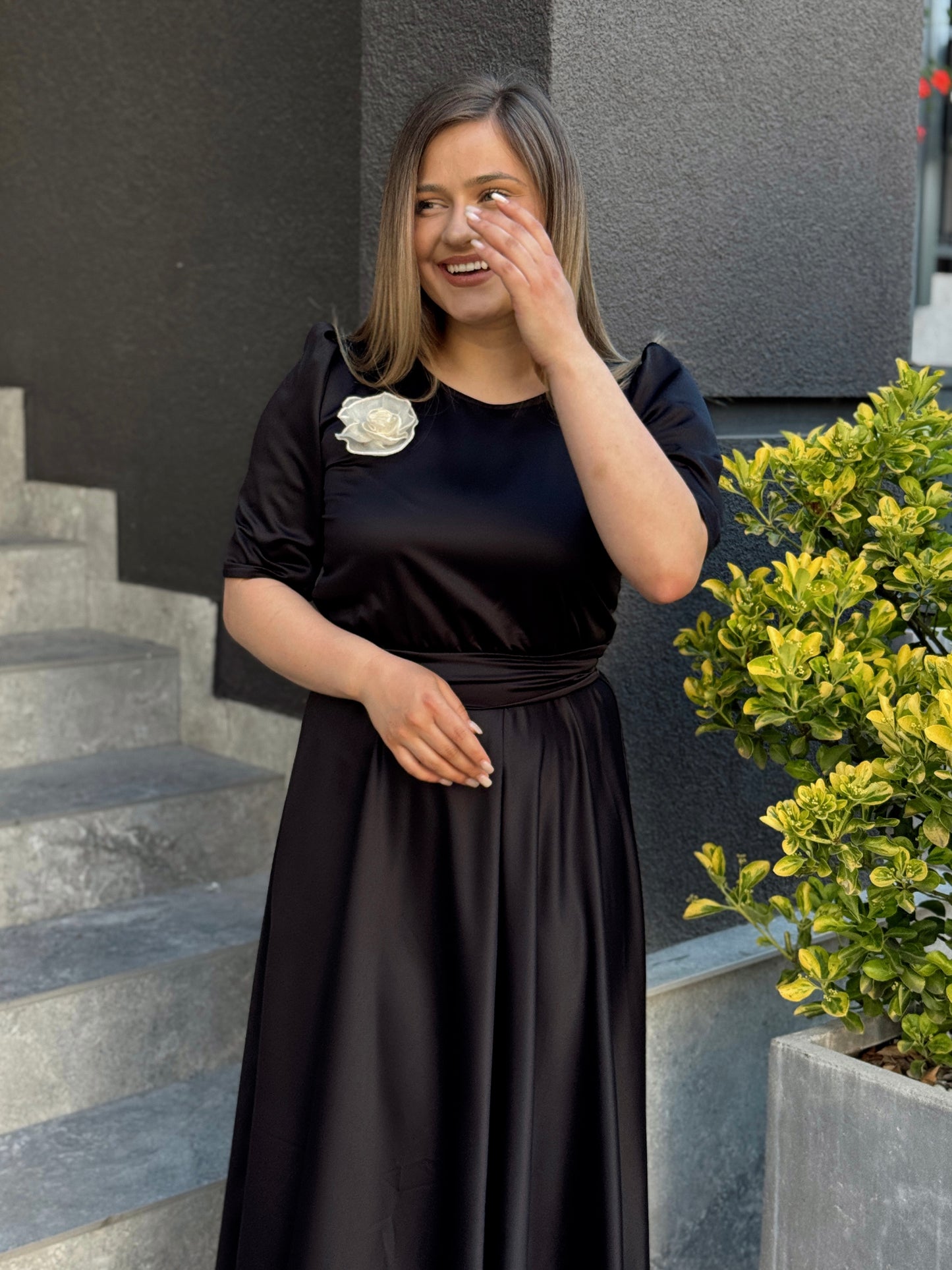 Rochie midi elegantă din tafta neagră cu floare decorativă
