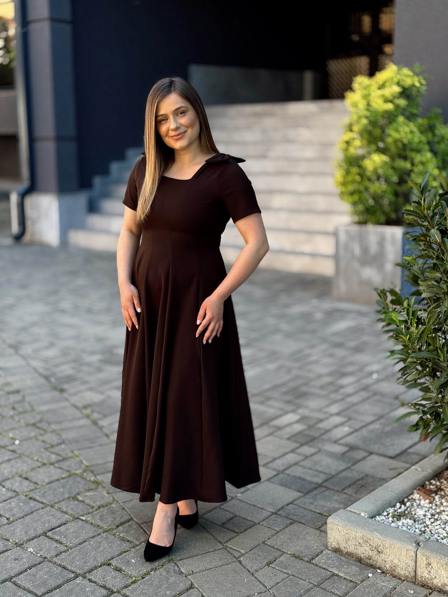 Rochie midi elegantă cu funde decorative pe umeri