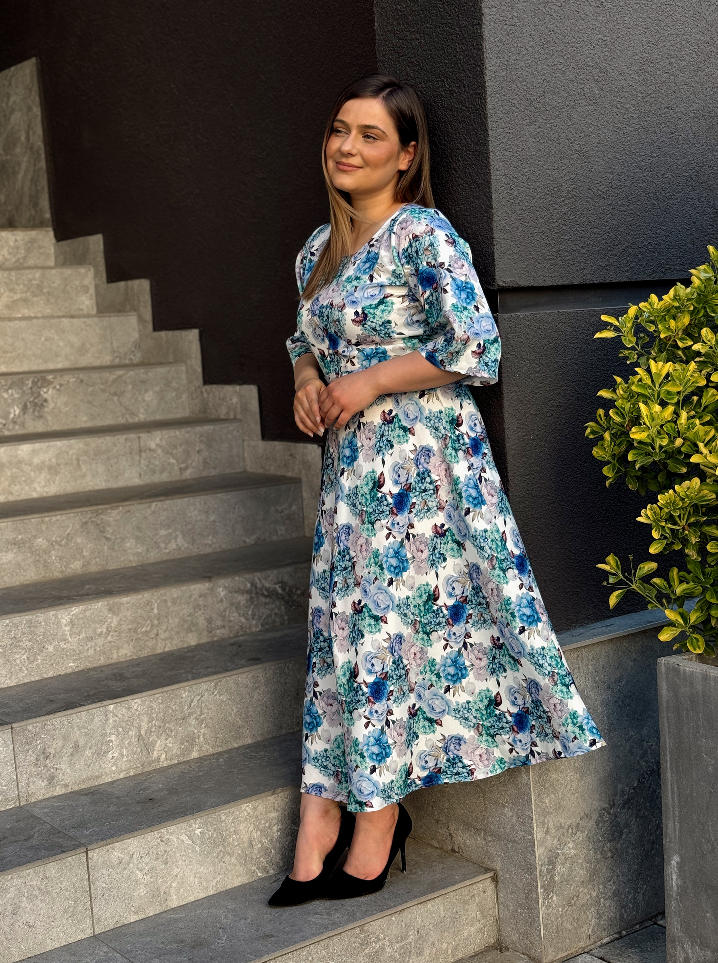 Rochie midi florală din vâscoză cu talie elastică