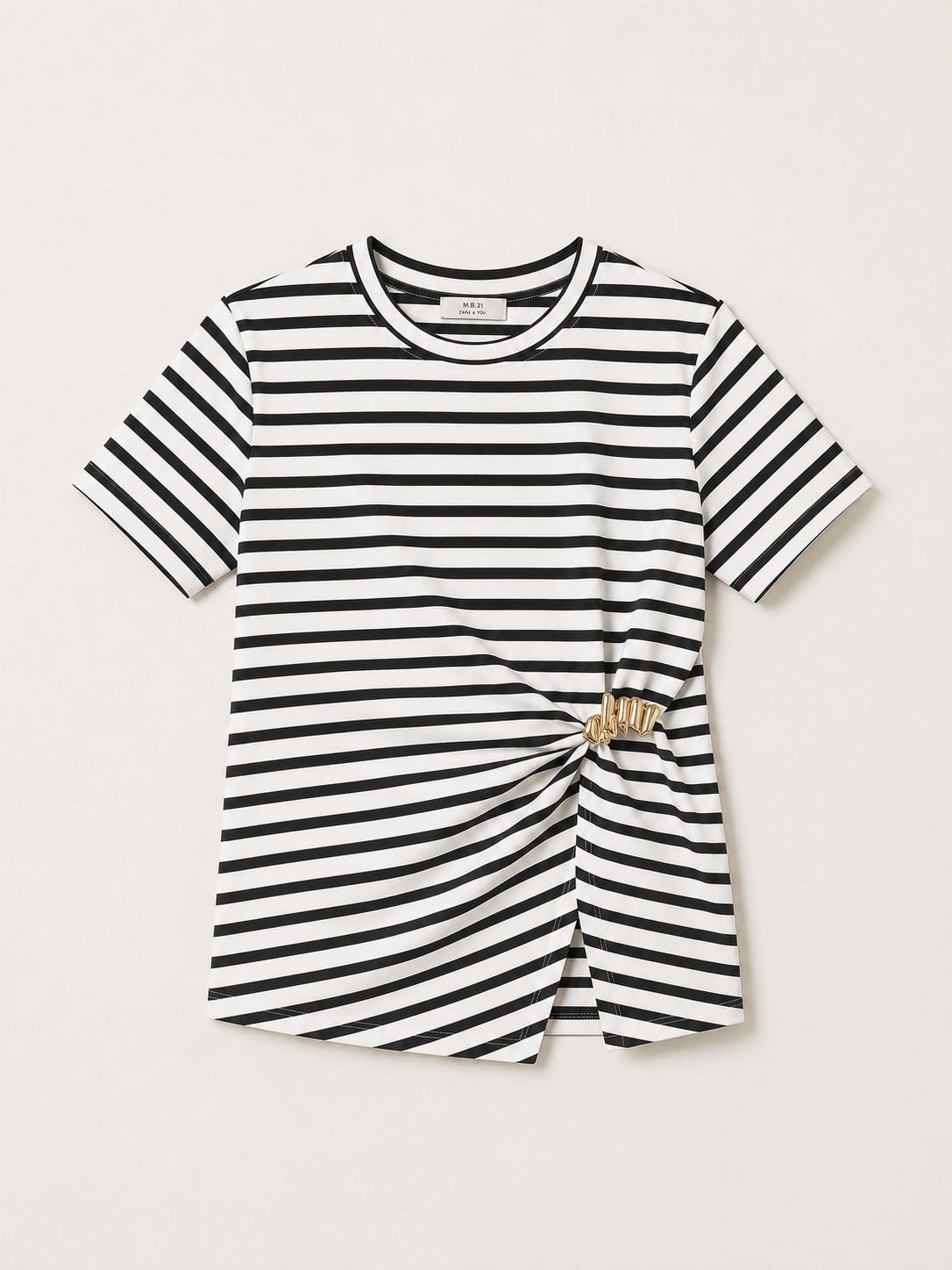 Tricou casual în dungi cu detaliu decorativ în talie