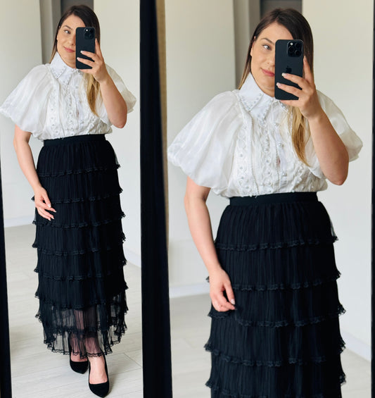 Set elegant cu cămașă cu perle și fustă midi cu volane