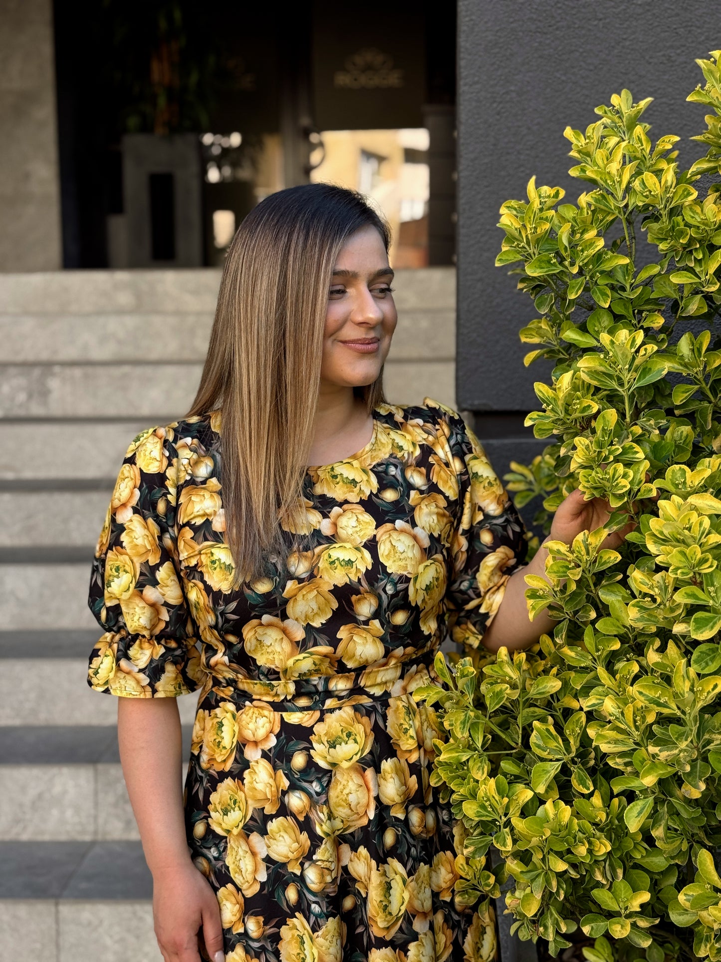 Rochie midi florală din vâscoză cu talie elastică