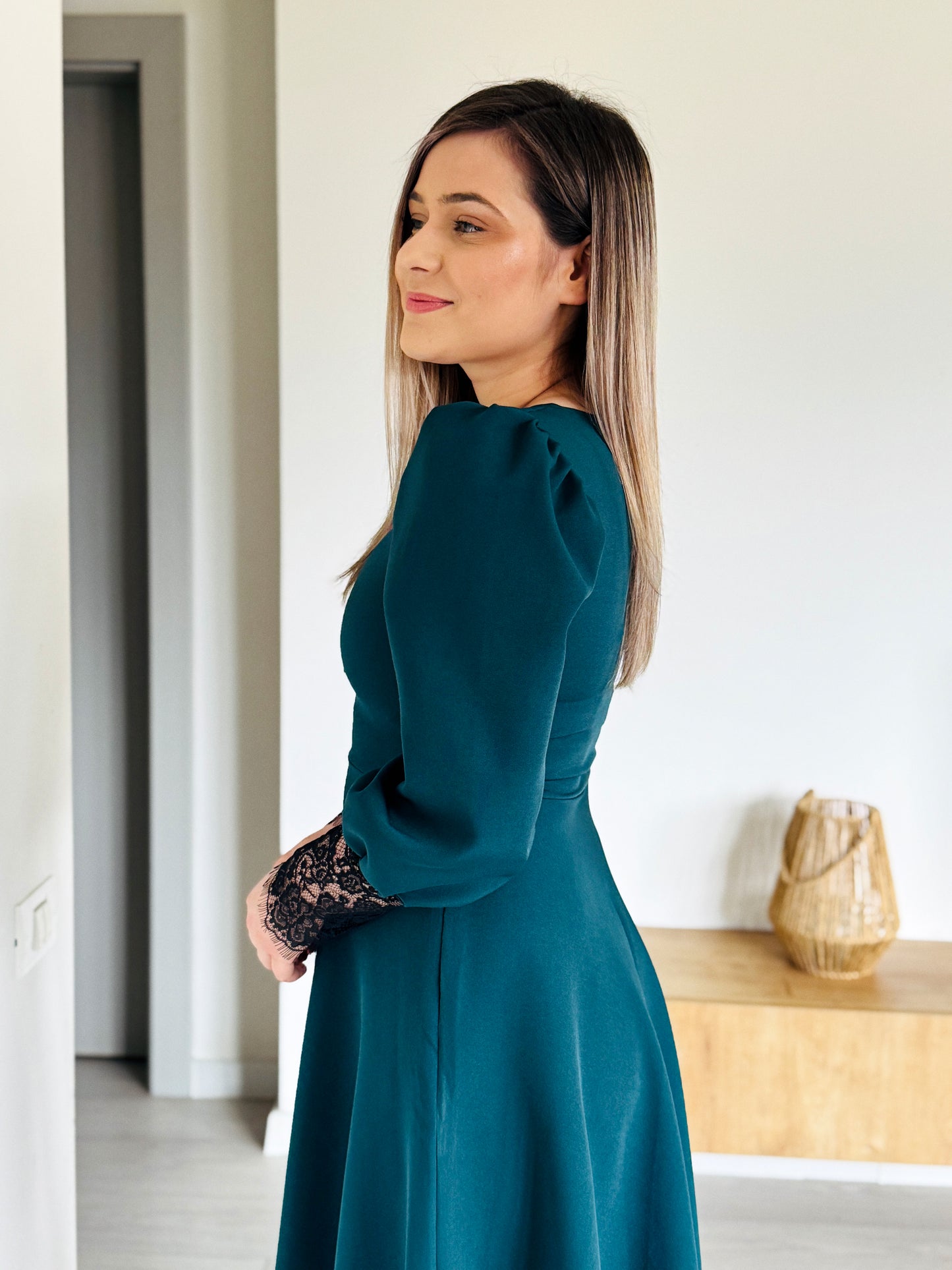 Rochie Midi Verde Smarald din Stofă Barbi cu Inserții din Dantelă