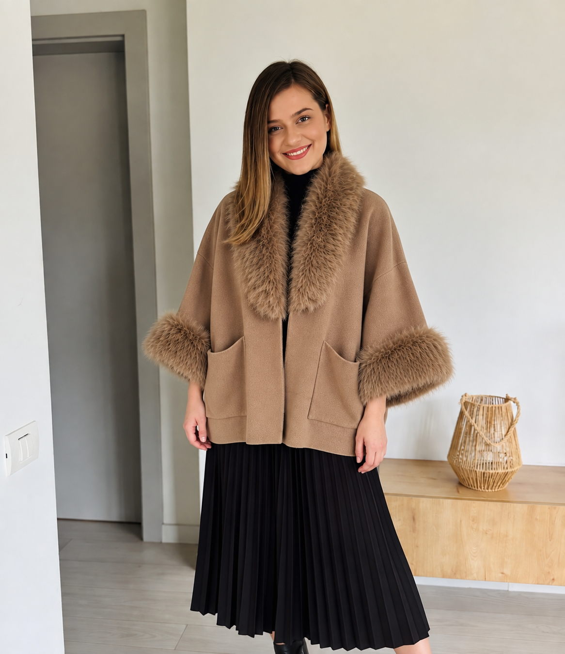 Poncho elegant cu blăniță detașabilă