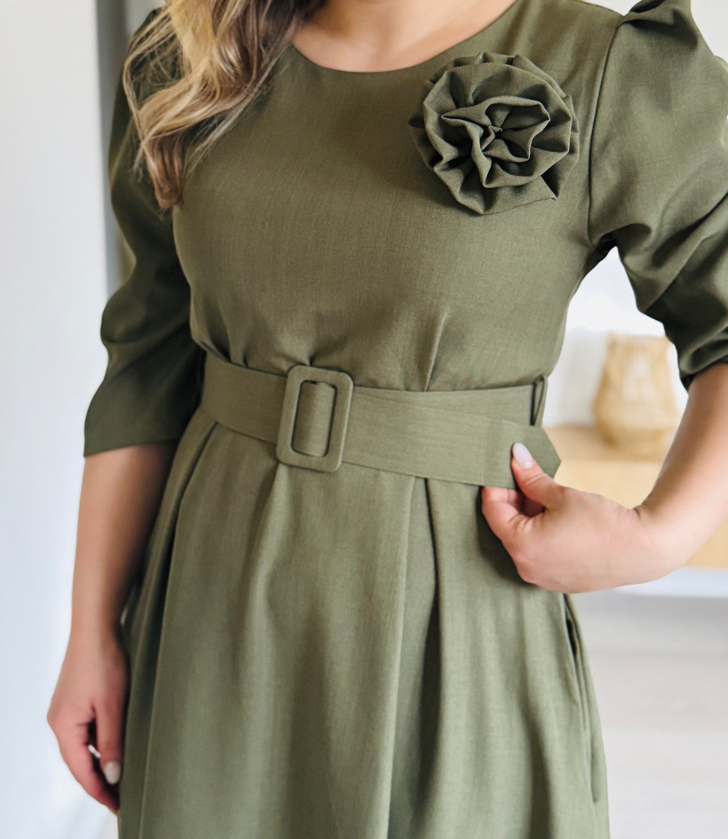 Rochie Midi Elegantă cu Centură și Trandafir Detașabil