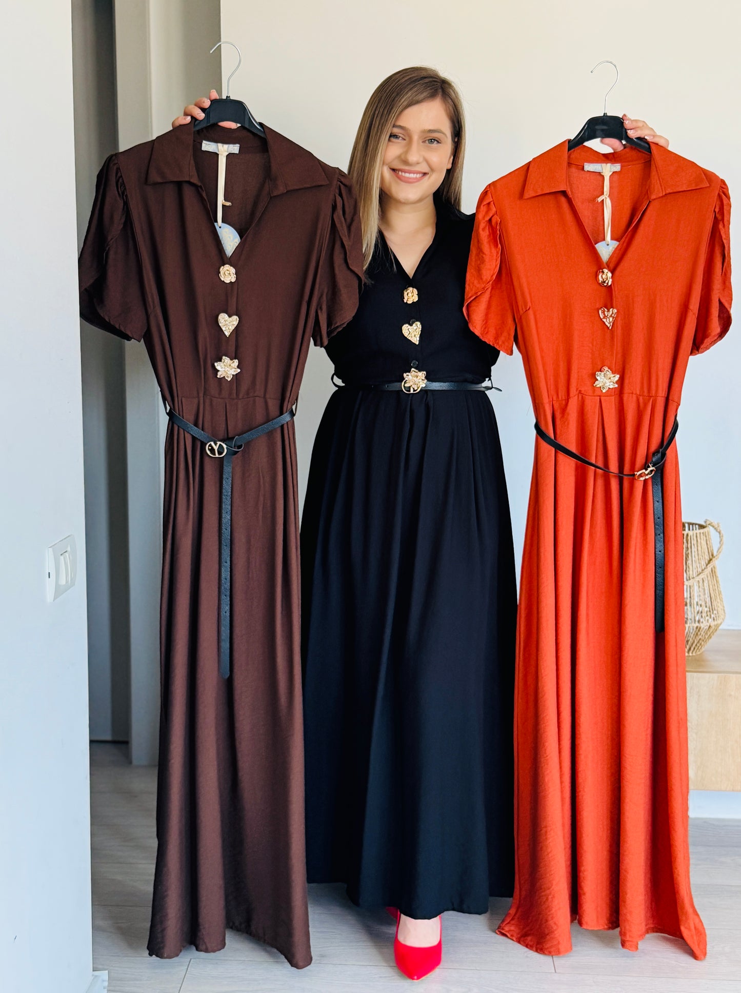 Rochie lungă elegantă cu nasturi decorativi și guler