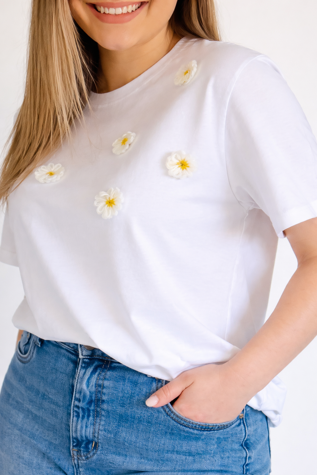 Tricou cu flori aplicate