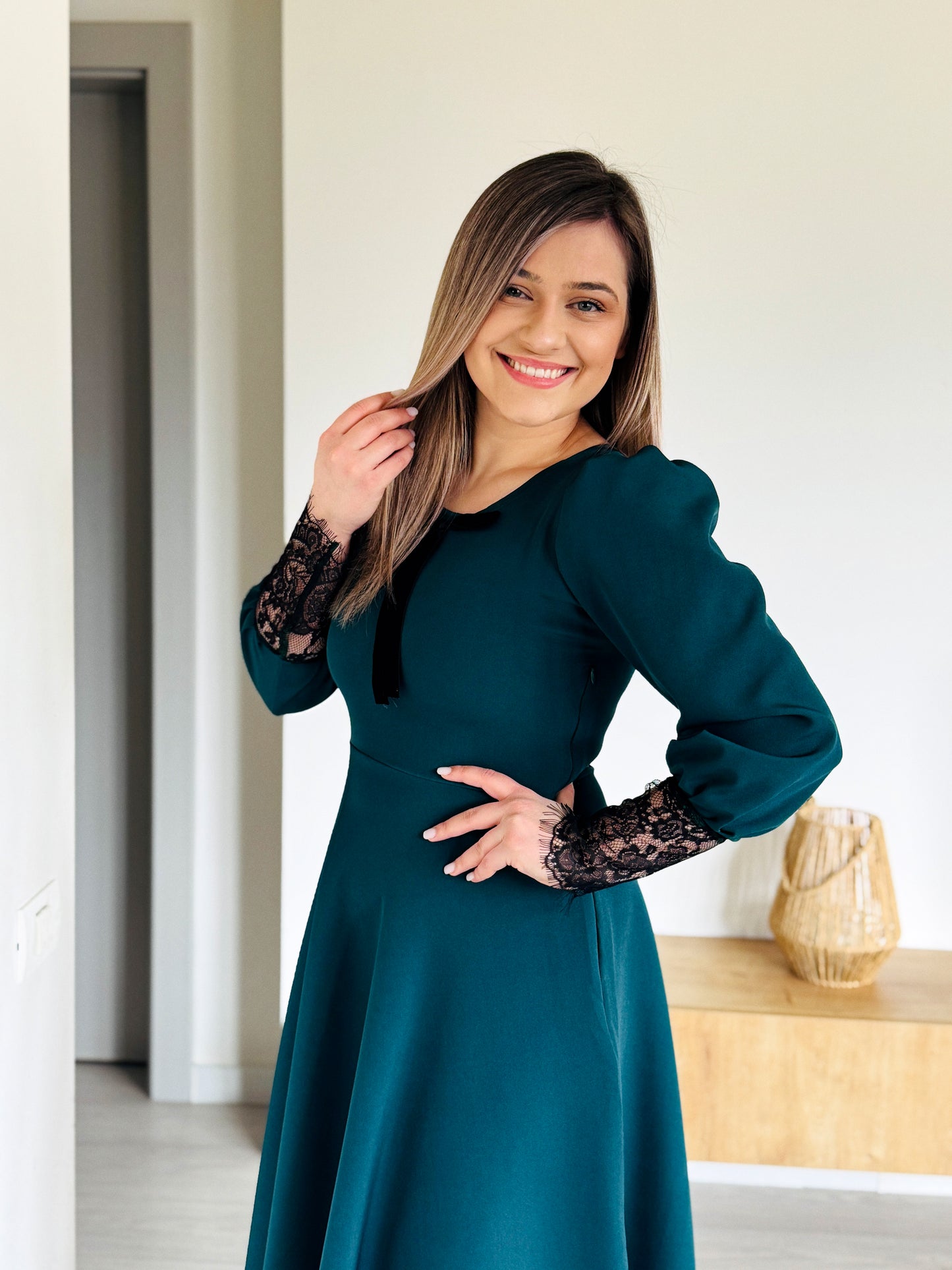 Rochie Midi Verde Smarald din Stofă Barbi cu Inserții din Dantelă