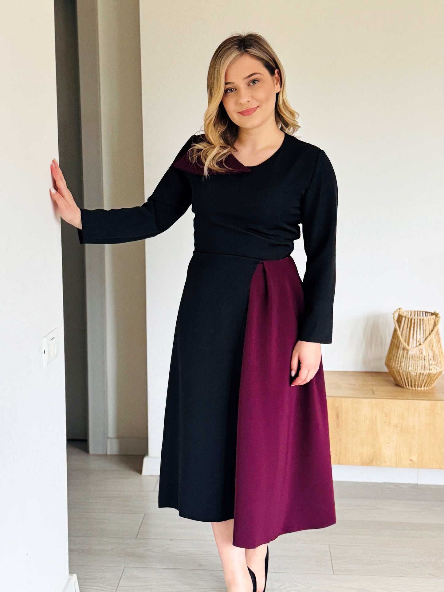 Rochie Elegantă Bicolor cu Detaliu Asimetric la Guler