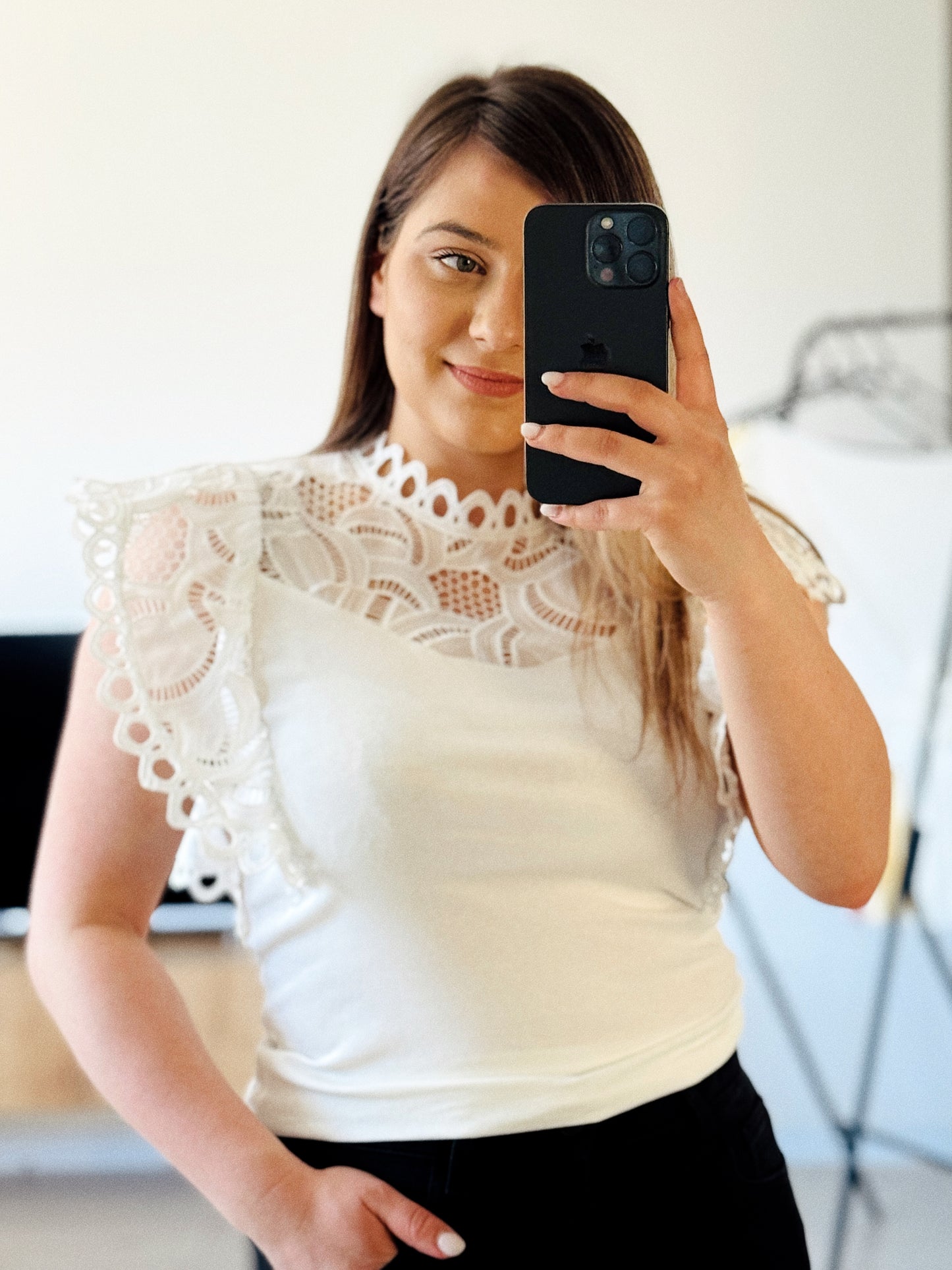 Tricou elegant cu dantelă fină