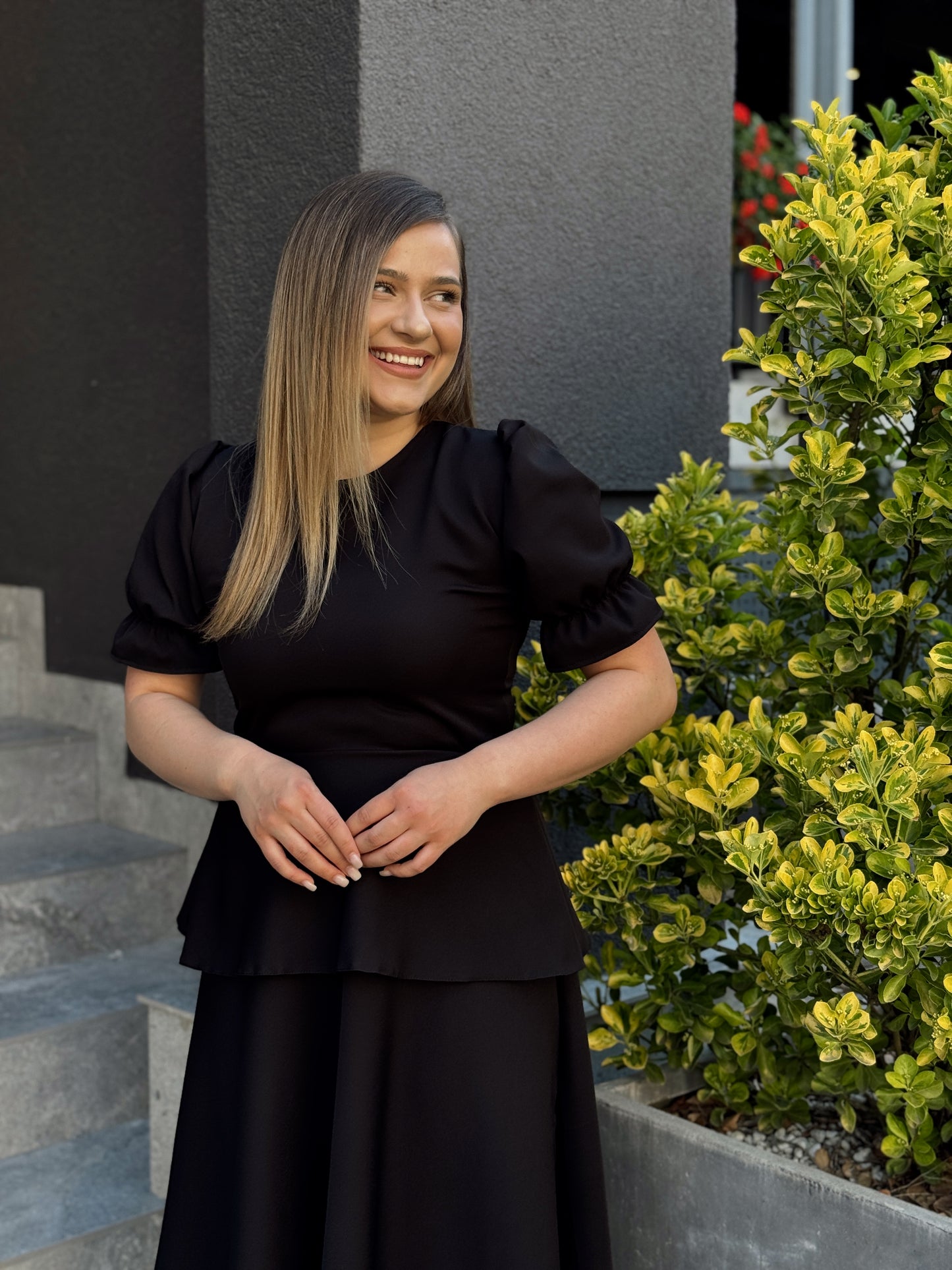 Rochie midi elegantă din stofă Barbi neagră cu peplum