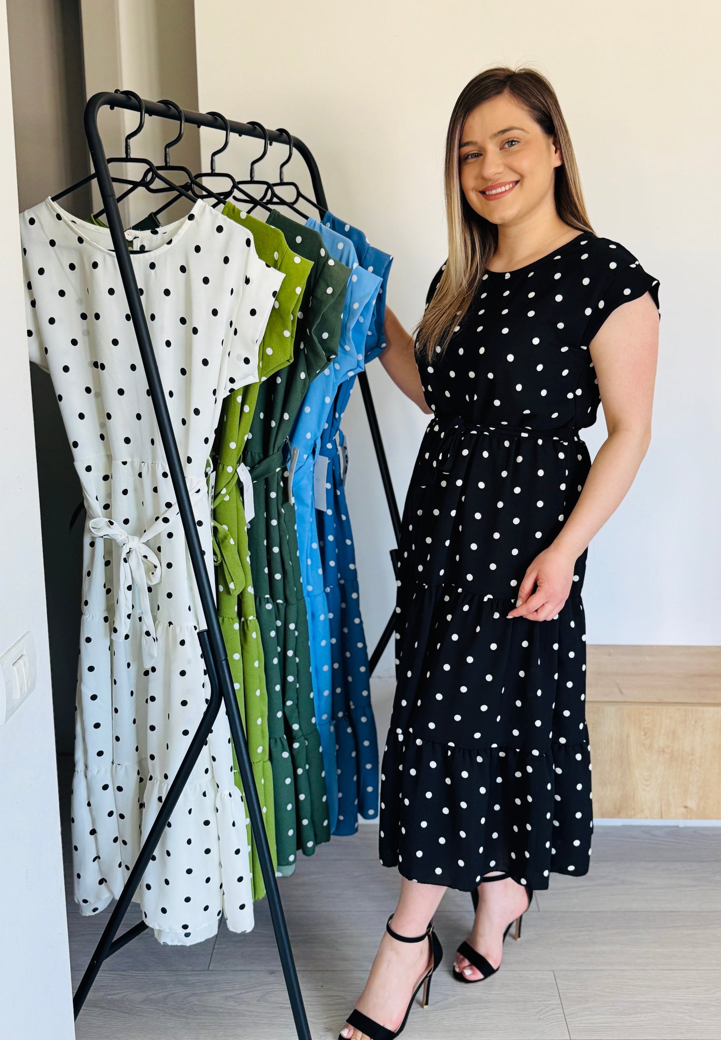 Rochie midi lejeră cu talie marcată și cordon