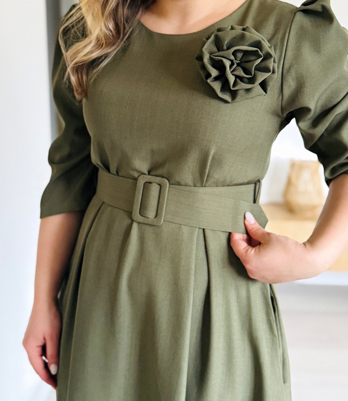 Rochie Midi Elegantă cu Centură și Trandafir Detașabil