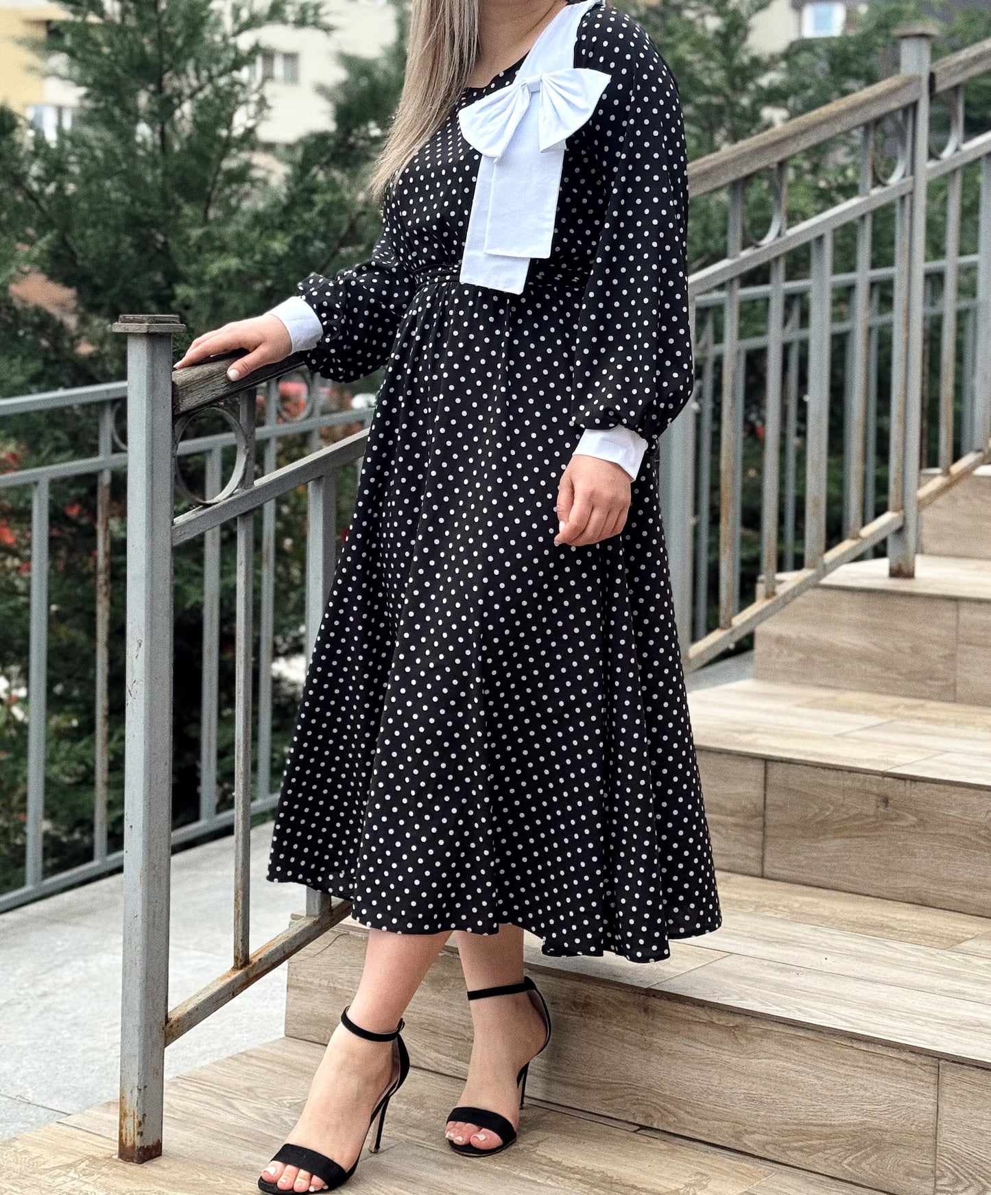 Rochie Elegantă cu Buline și Fundă