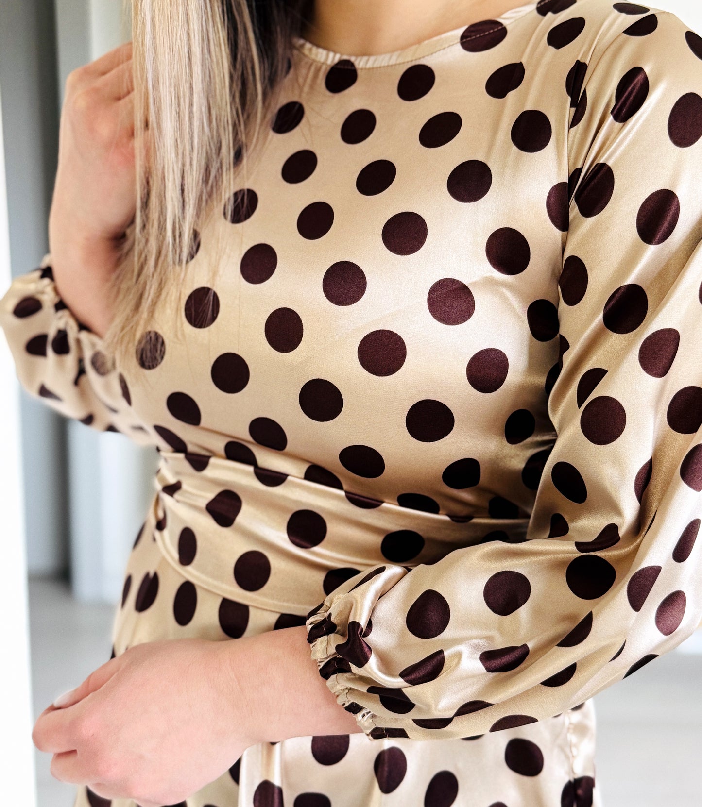 Rochie Midi Satinată Bej cu Buline Maro