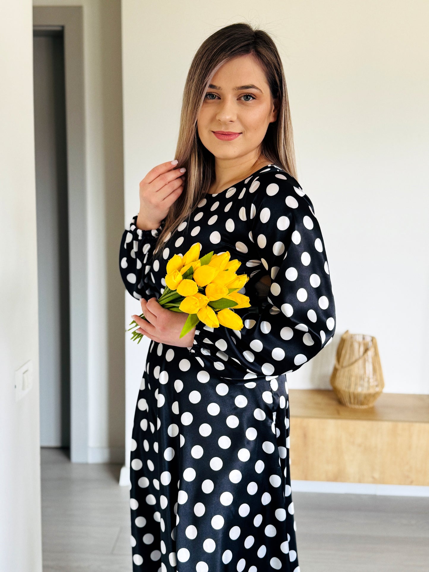 Rochie Midi Satinată Neagră cu Buline Albe
