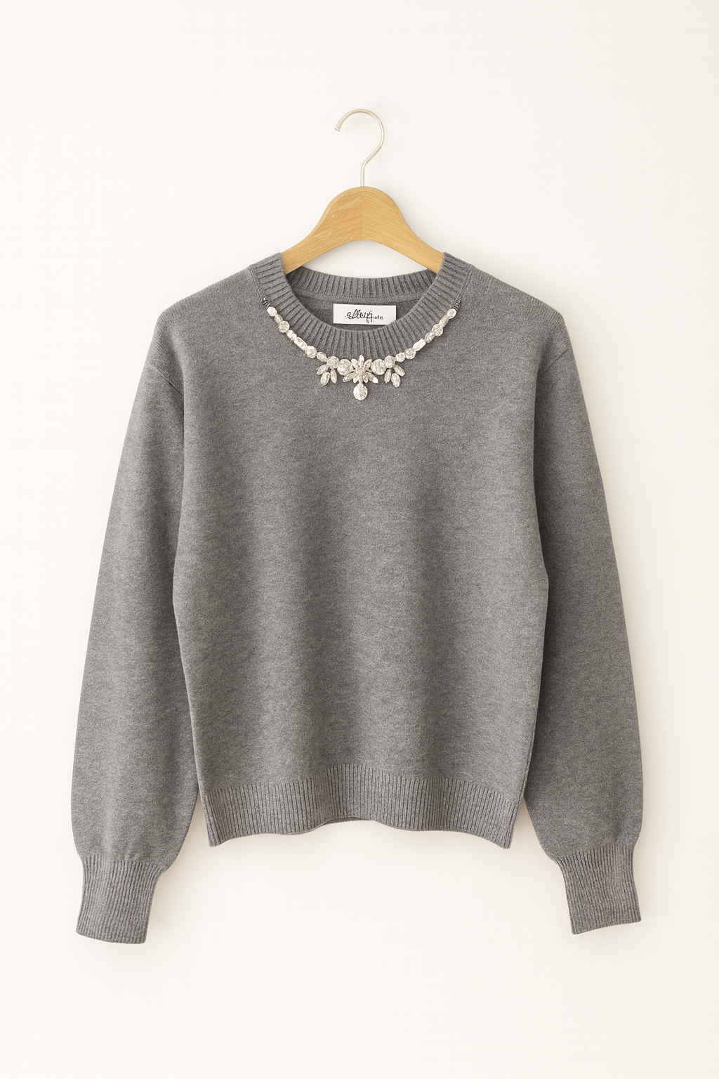 Pulover Soft cu Colier de Pietre – Model Elegant