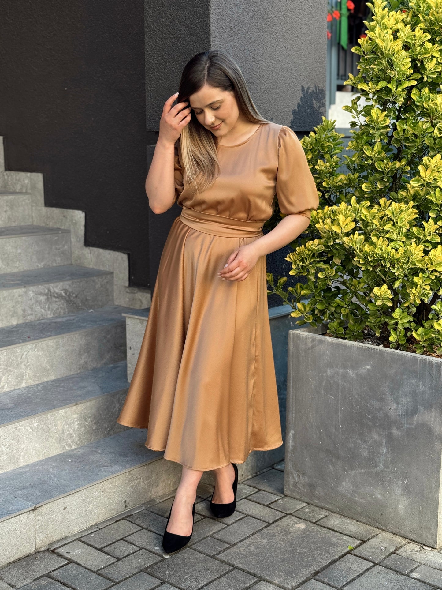 Rochie midi din tafta cu talie accentuată