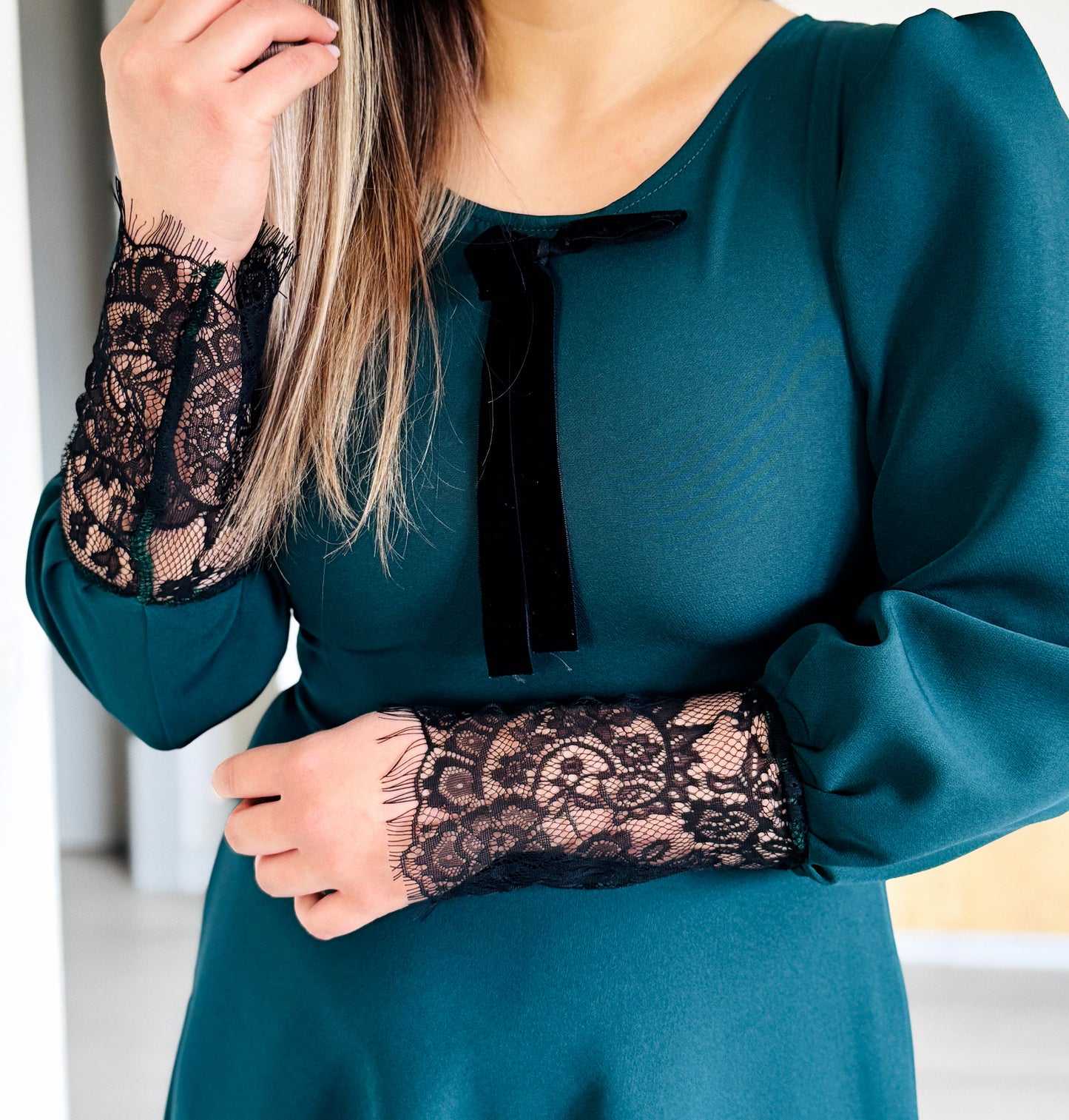 Rochie Midi Verde Smarald din Stofă Barbi cu Inserții din Dantelă