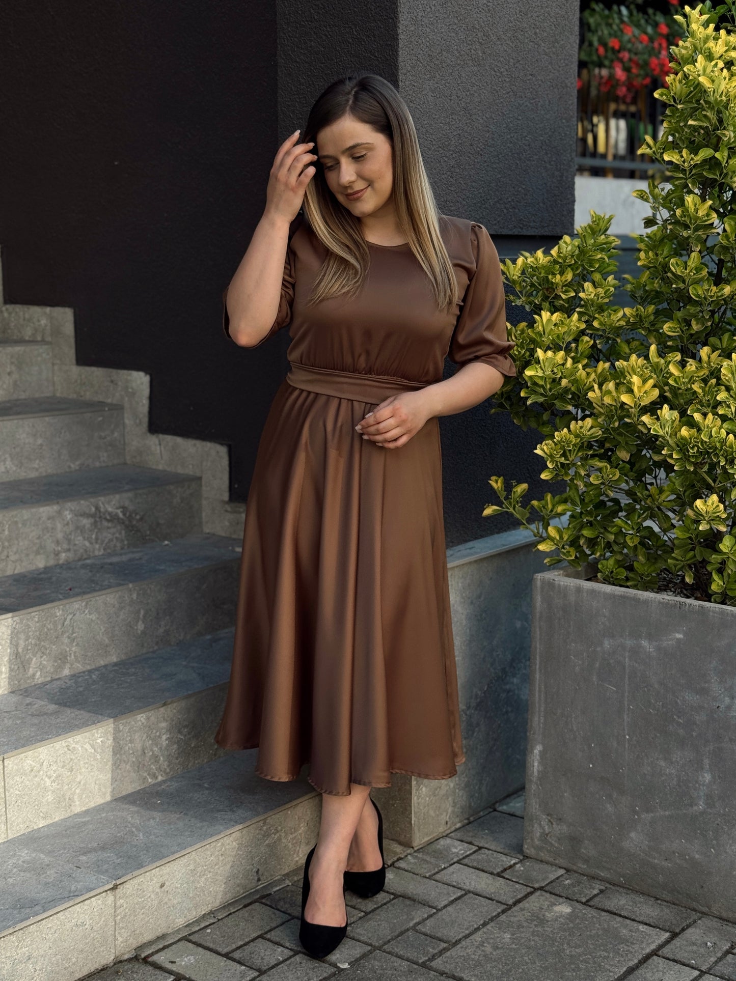 Rochie midi elegantă din tafta maro
