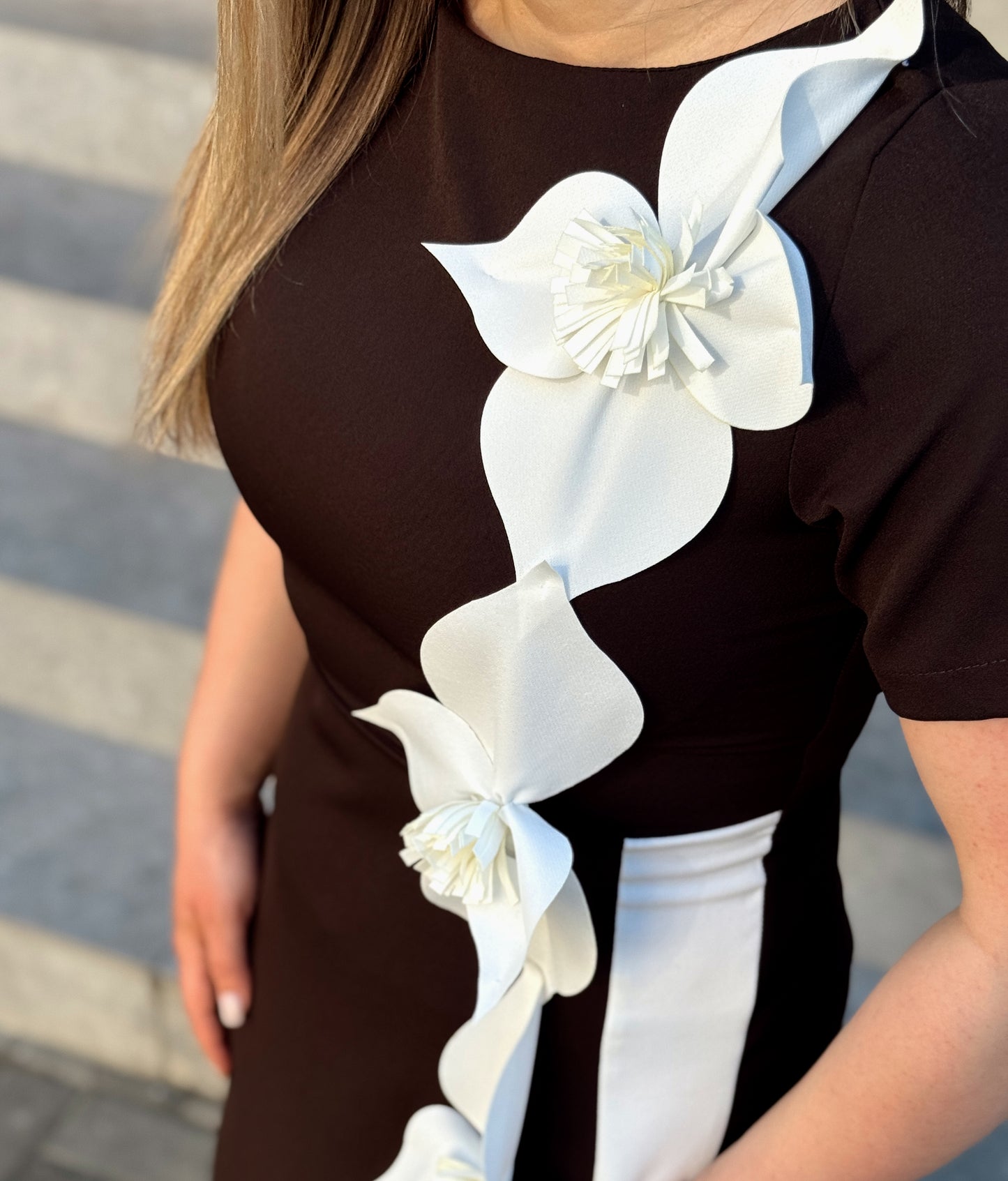 Rochie midi elegantă cu aplicații florale 3D