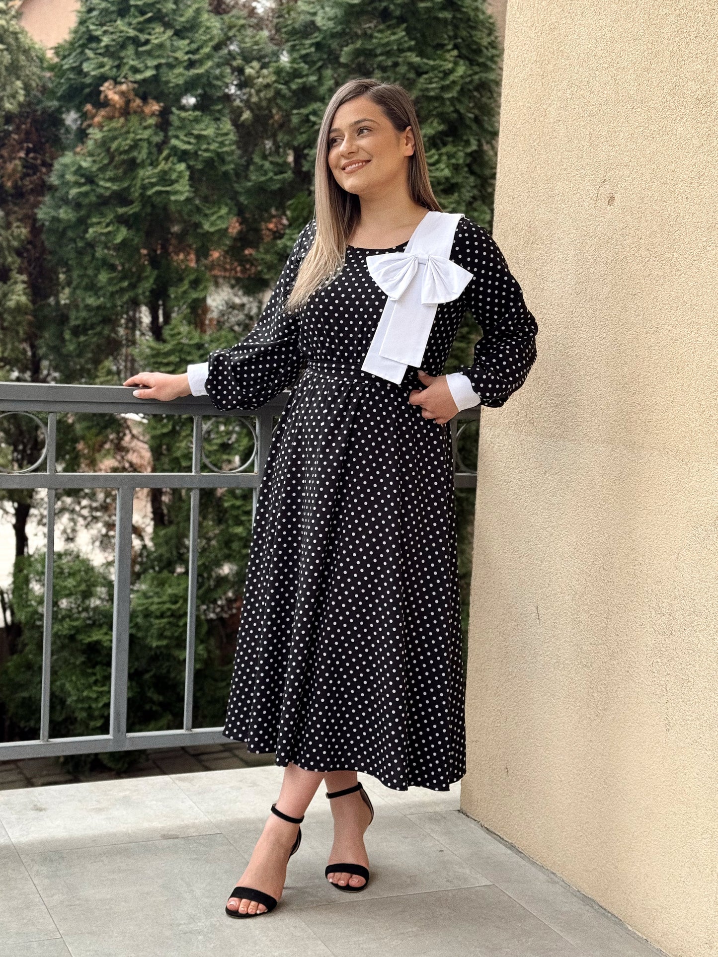 Rochie Elegantă cu Buline și Fundă