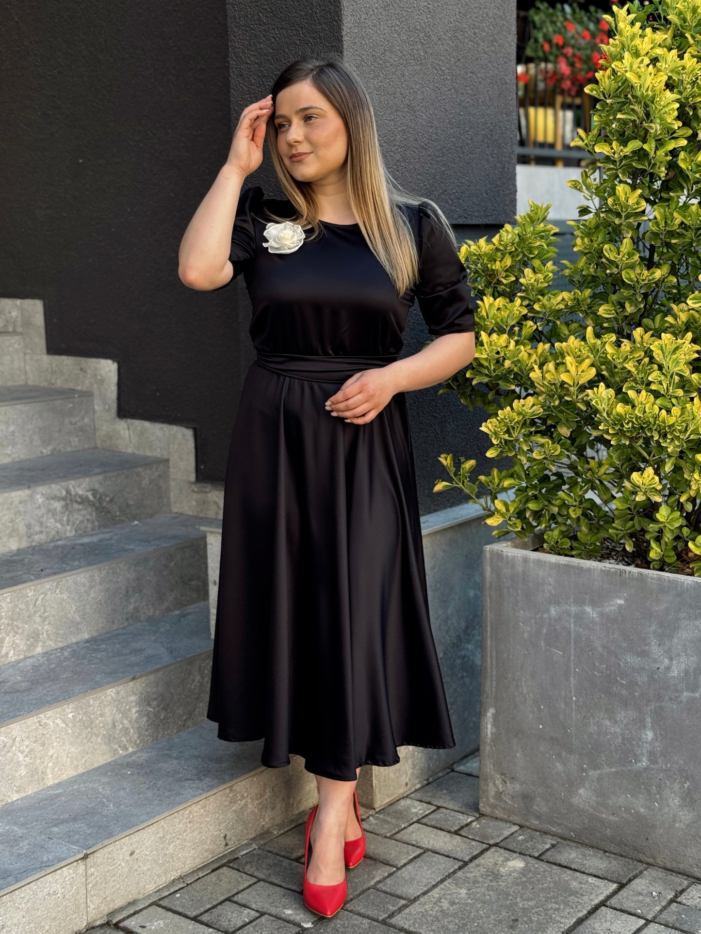 Rochie midi elegantă din tafta neagră cu floare decorativă