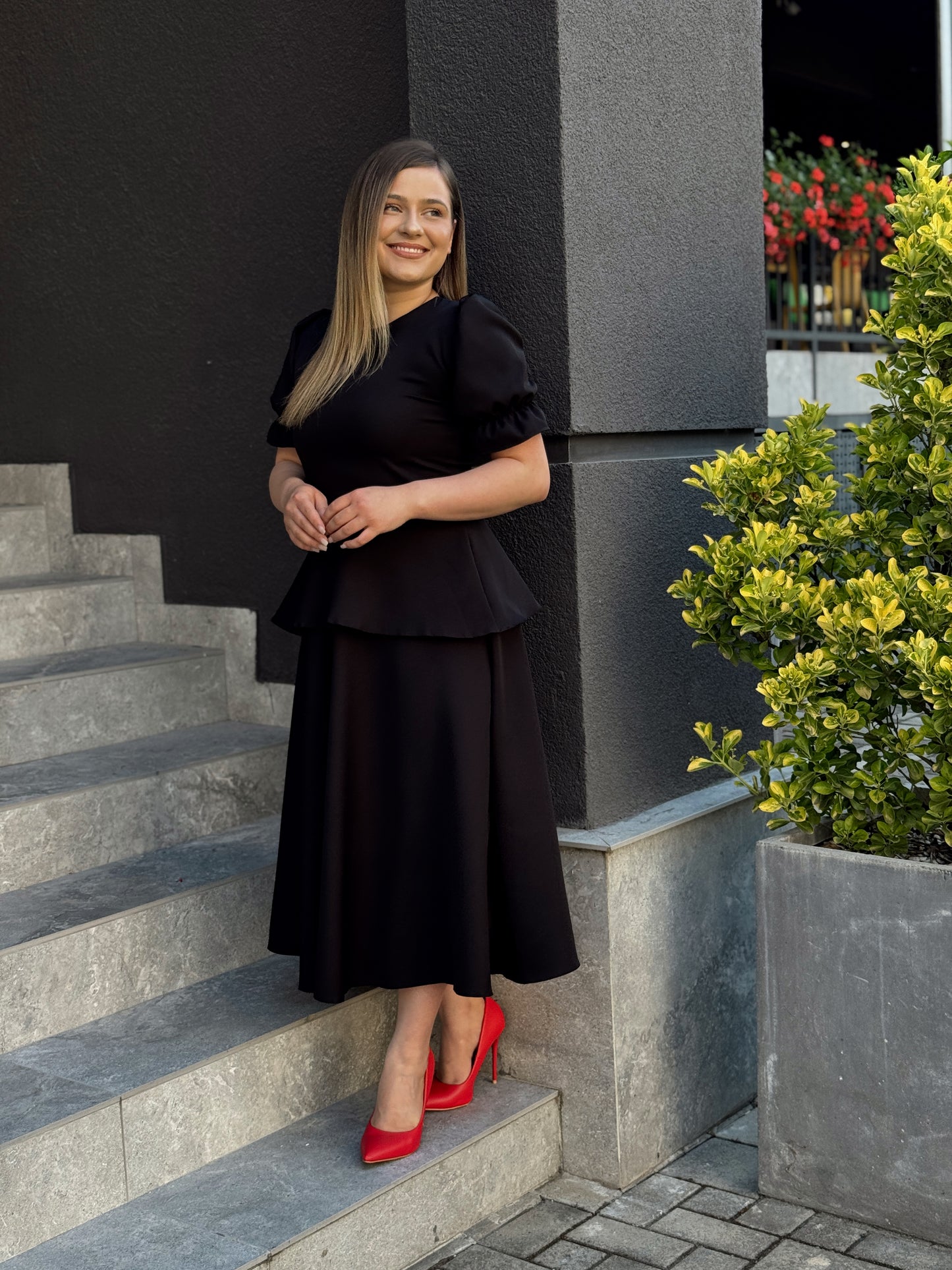 Rochie midi elegantă din stofă Barbi neagră cu peplum