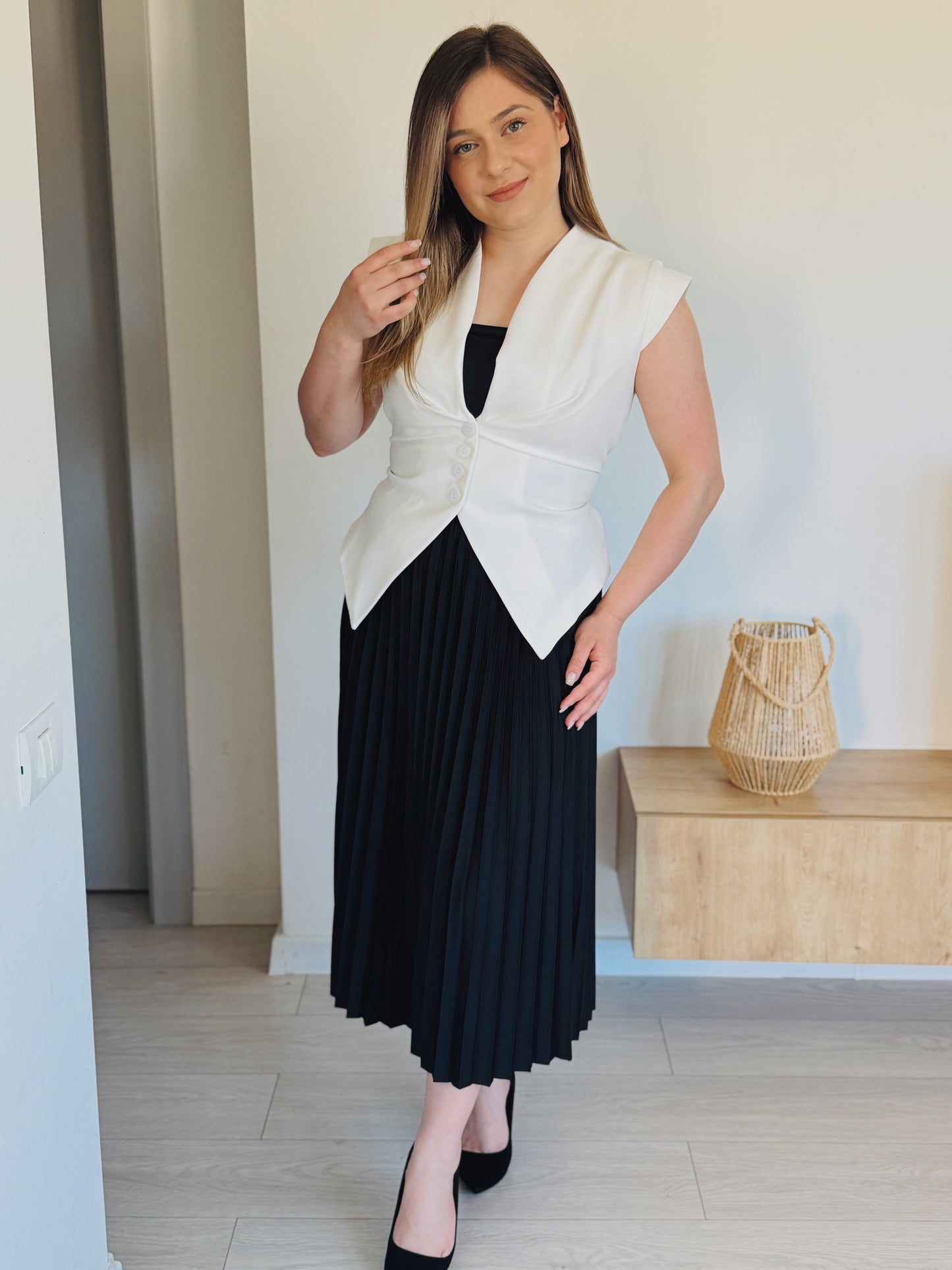 Vestă elegantă cambrată cu nasturi
