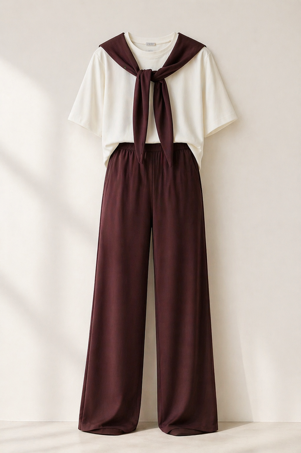 Compleu elegant cu pantaloni largi și tricou cu eșarfă