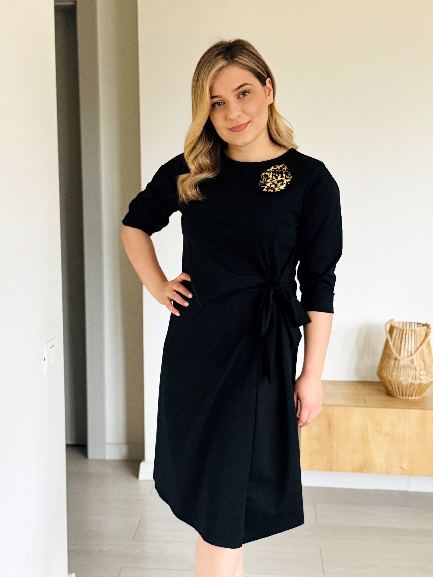 Rochie Elegantă Midi cu Broșă și Cordon în Talie