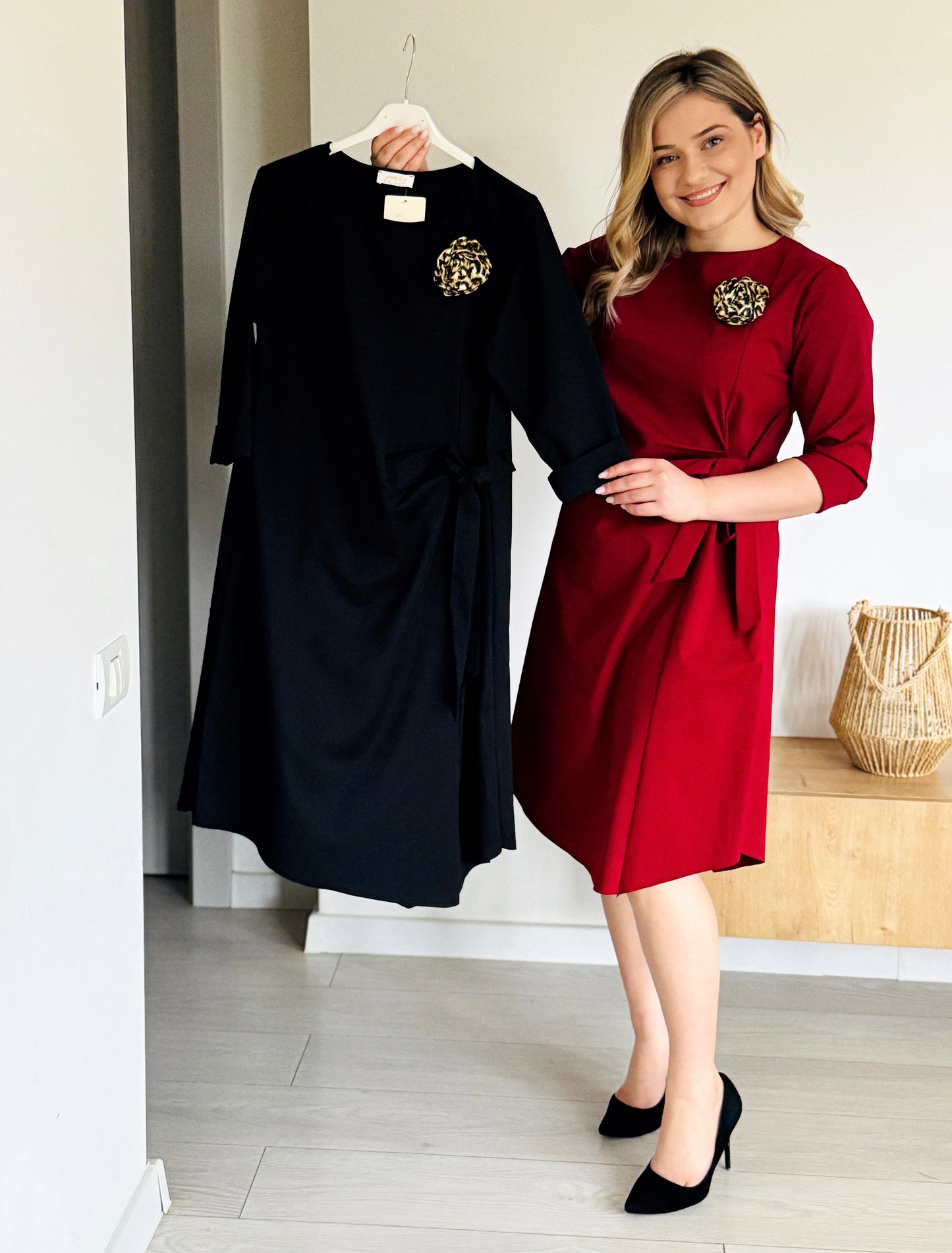 Rochie Elegantă Midi cu Broșă și Cordon în Talie