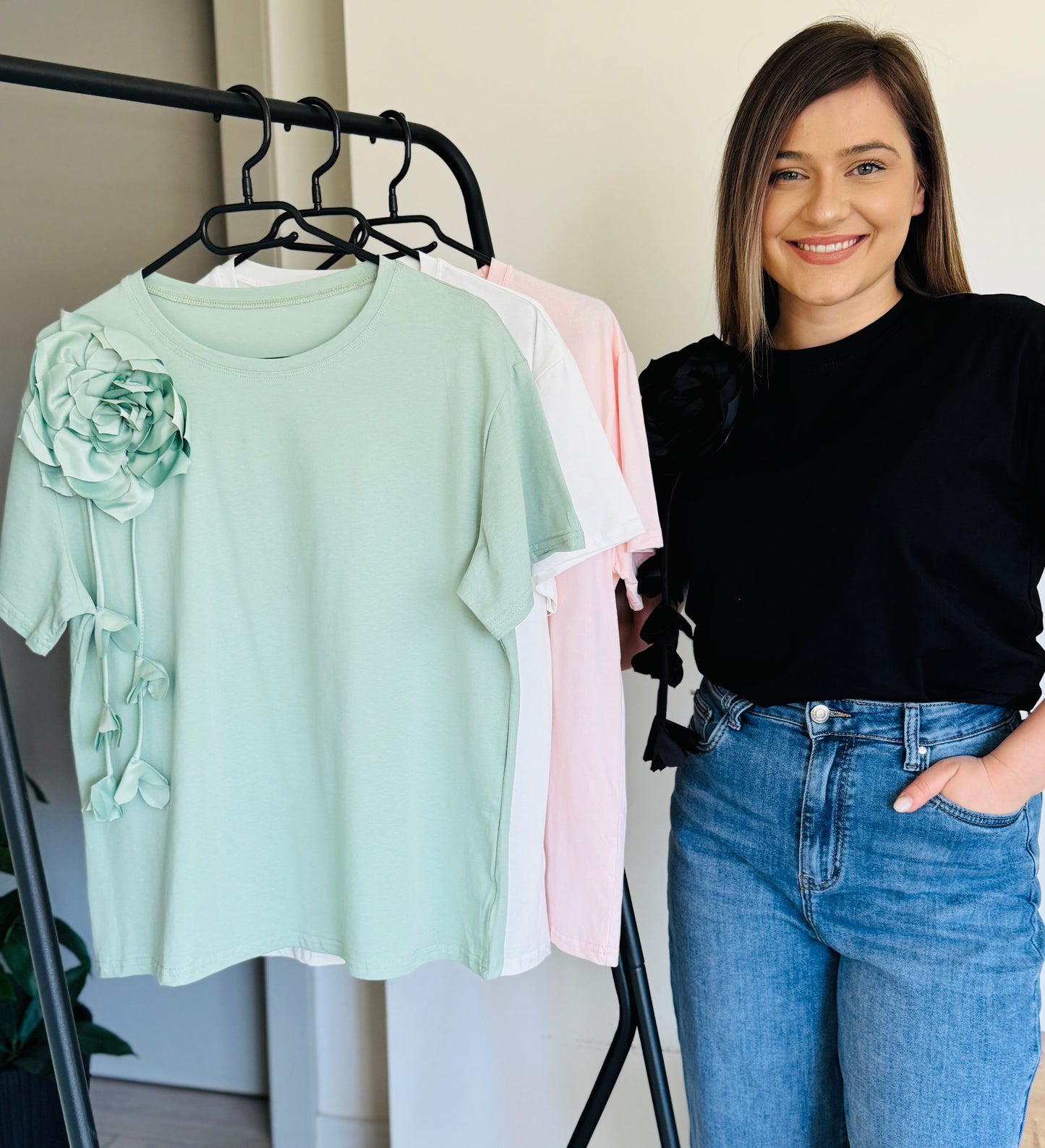 Tricou cu floare decorativă