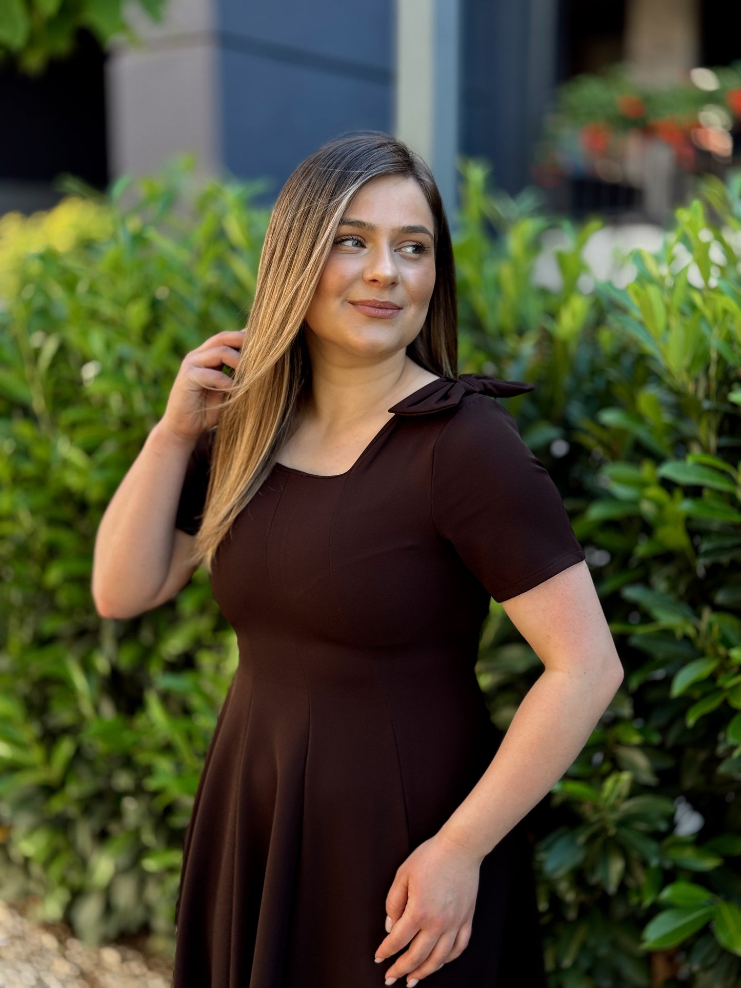 Rochie midi elegantă cu funde decorative pe umeri