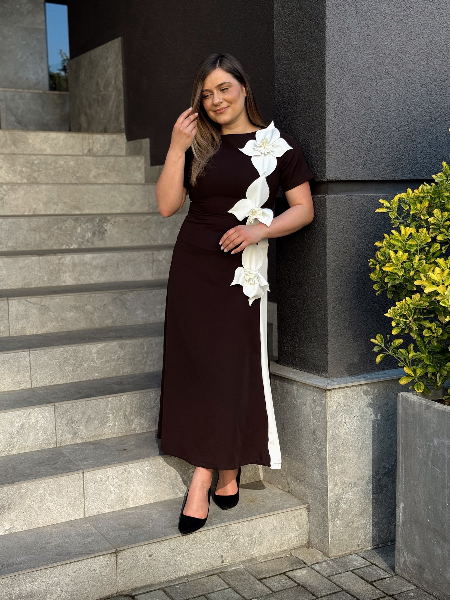 Rochie midi elegantă cu aplicații florale 3D
