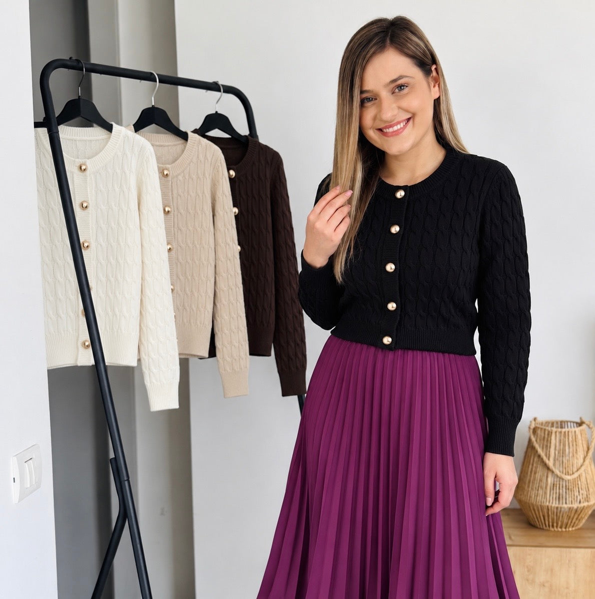 Cardigan tricotat cu nasturi aurii