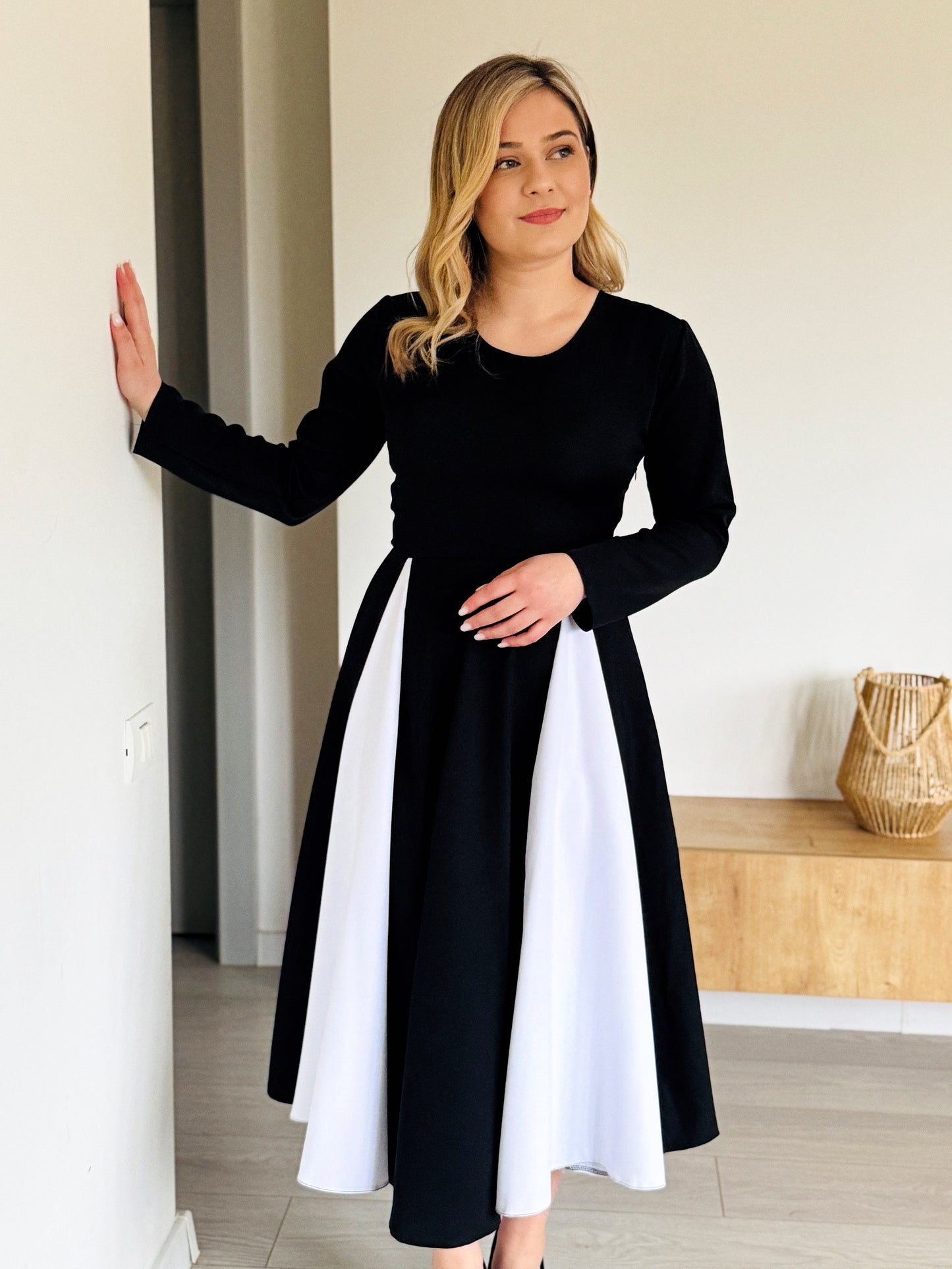 Rochie Midi Bicoloră cu Fustă Evazată și Mâneci Lungi