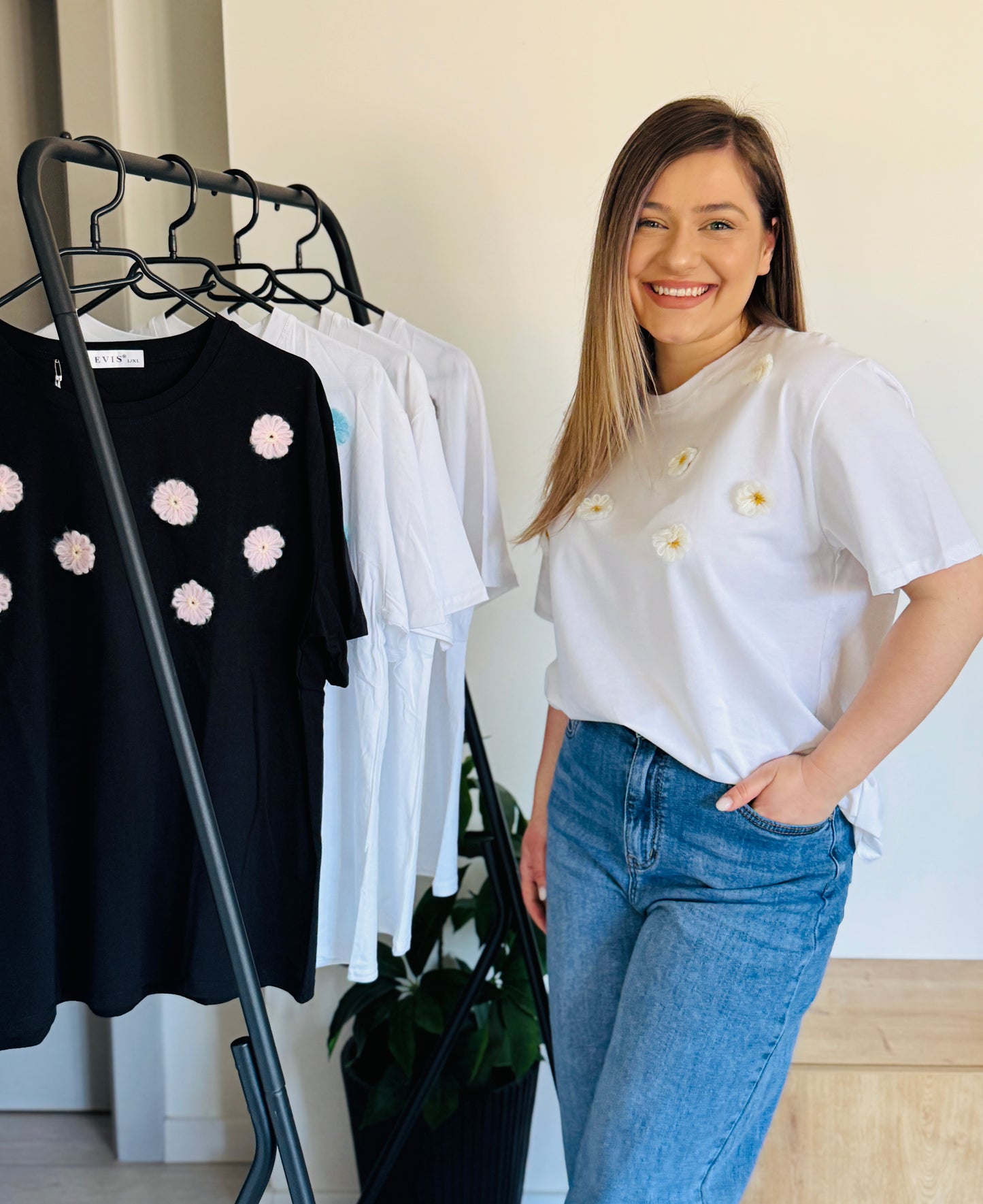 Tricou cu flori aplicate