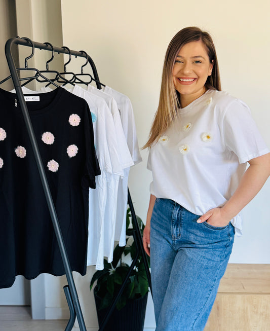 Tricou cu flori aplicate