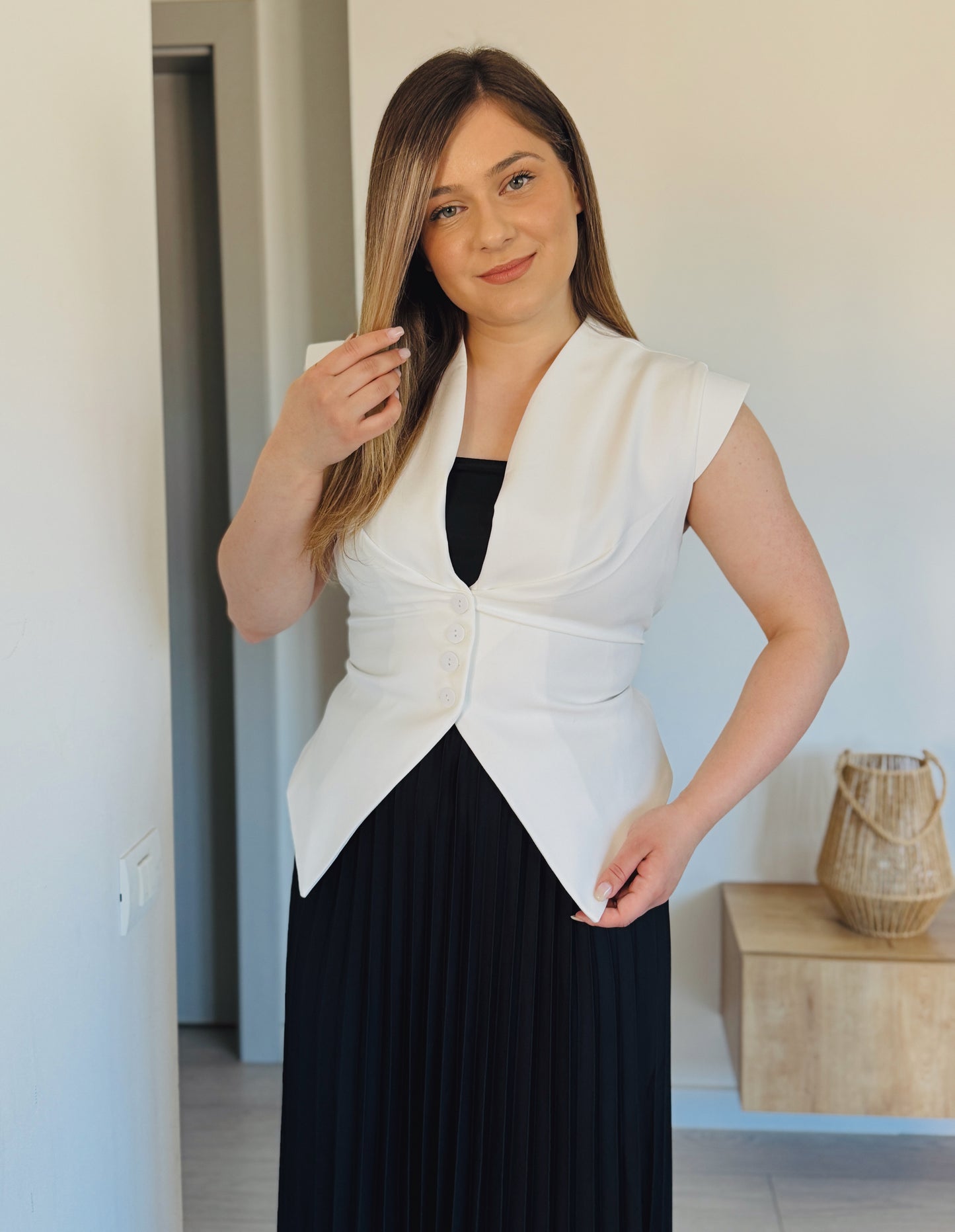 Vestă elegantă cambrată cu nasturi