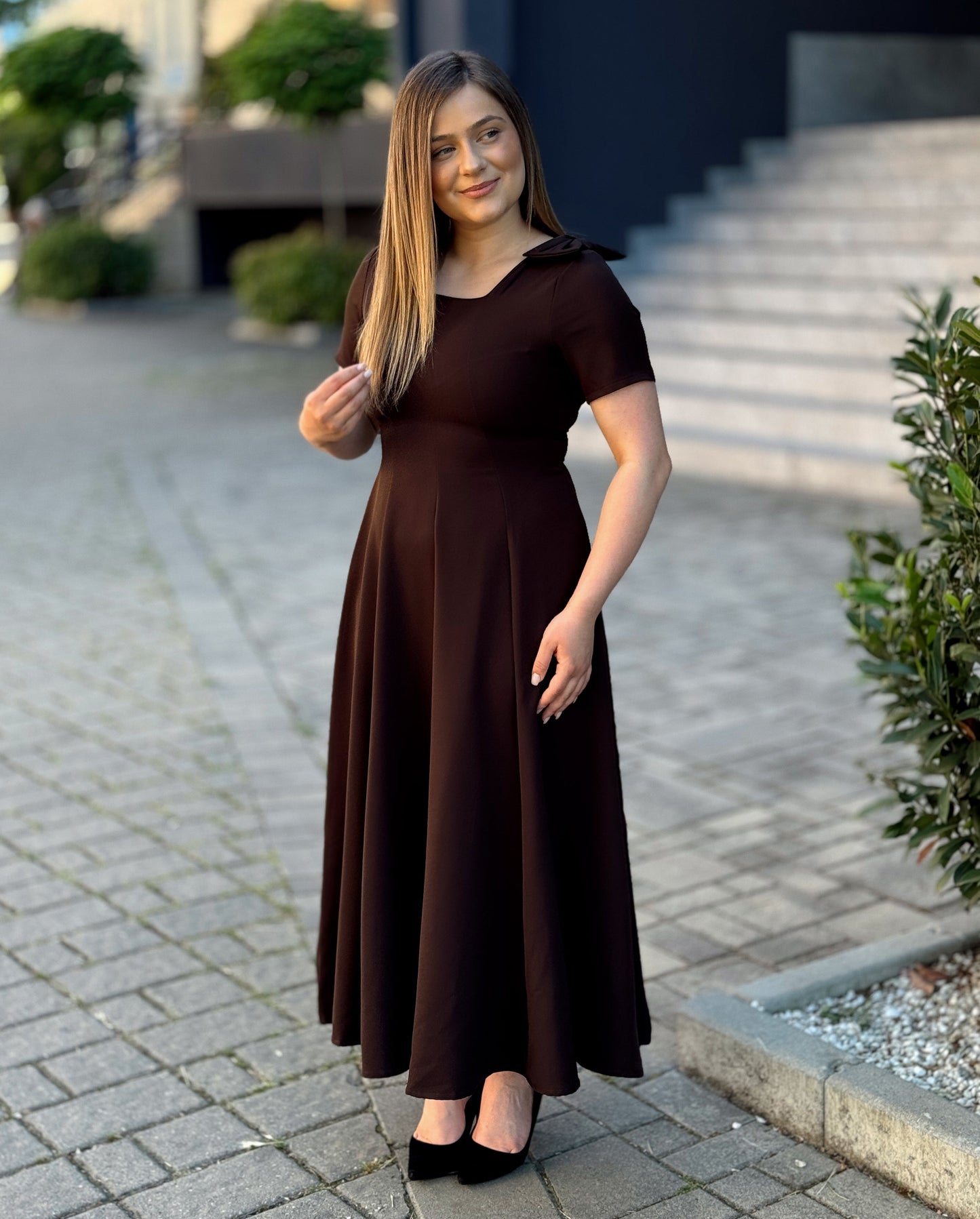 Rochie midi elegantă cu funde decorative pe umeri